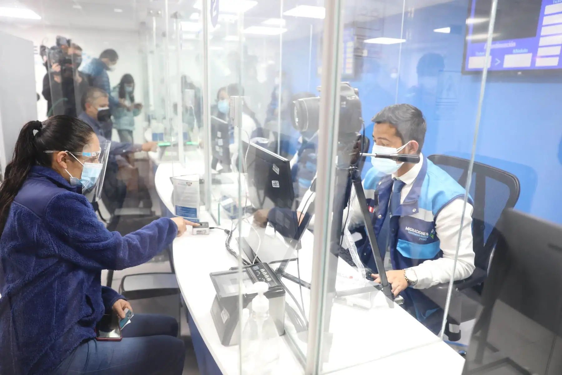 Migraciones amplia atención de su agencia en el centro empresarial del Jockey Plaza, donde pasará de 50 citas diarias a 300 citas en esta oficina del centro comercial.
Foto: ANDINA/Andrés Valle