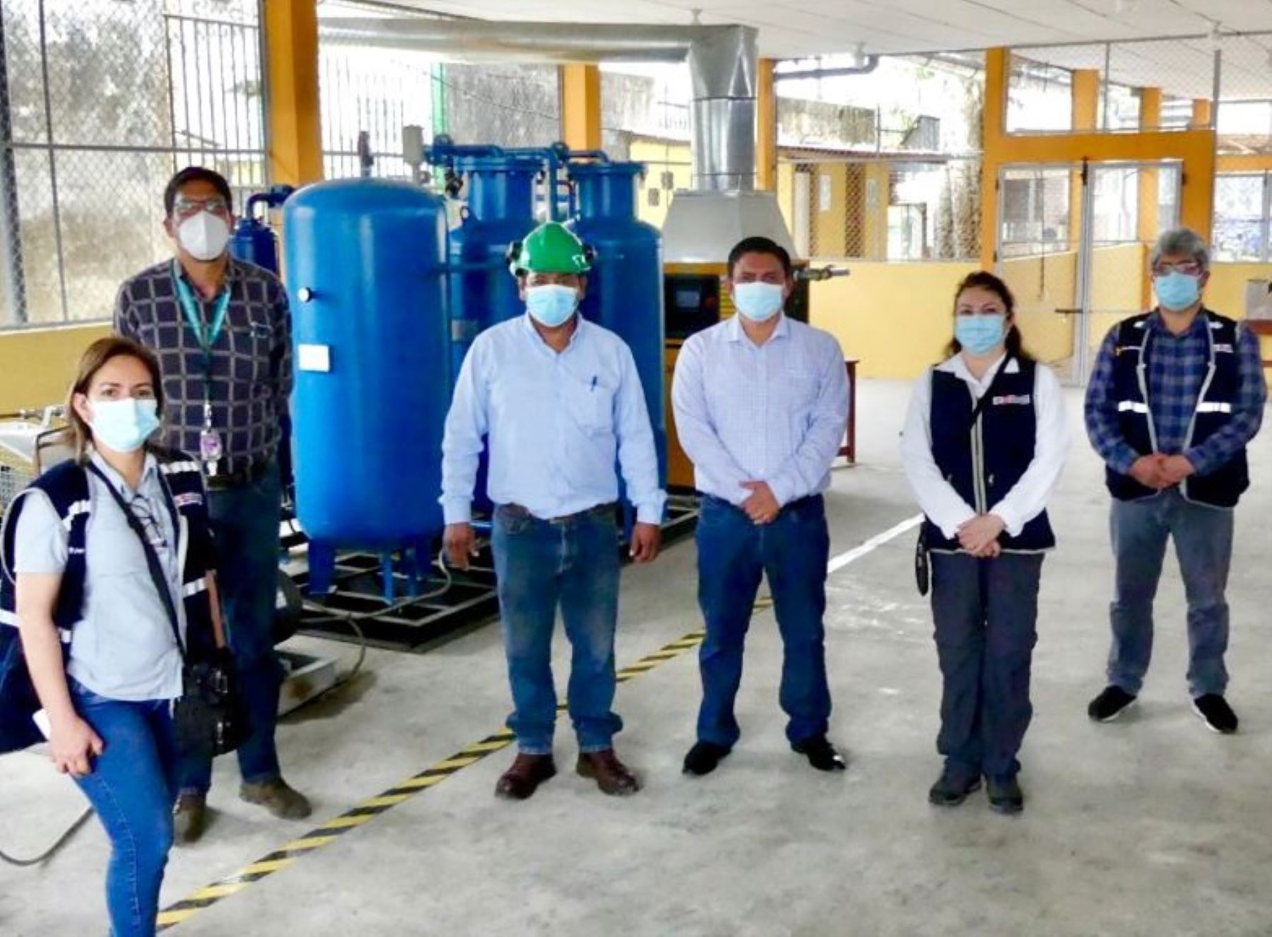 Equipo técnico del Ministerio de Salud supervisa el funcionamiento de una planta de oxígeno medicinal en Iquitos, región Loreto. Foto: ANDINA/Difusión.