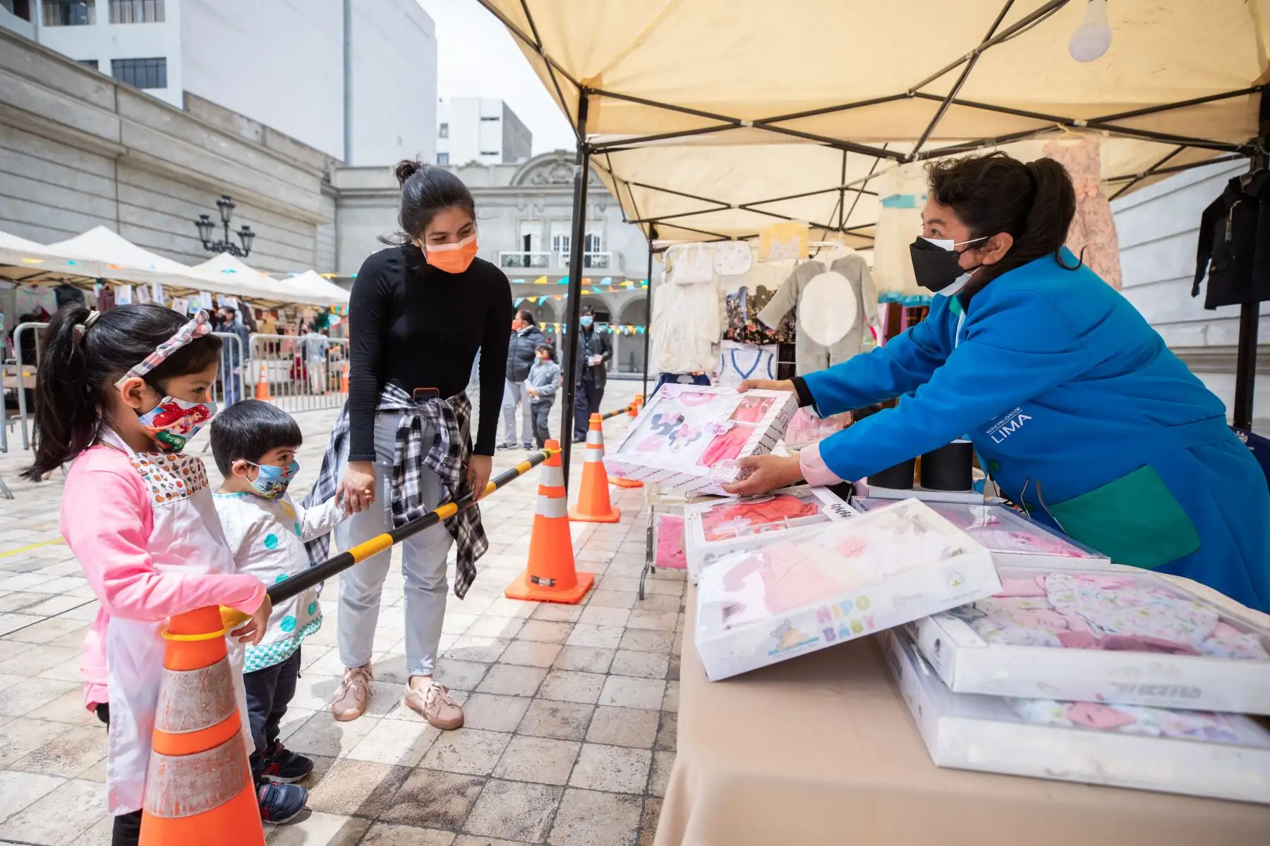 Hasta el domingo 26 de septiembre, la Municipalidad de Lima organizará la feria Emprendedores 2021 edición primavera, donde 50 pequeños comerciantes ofrecen ropa y calzado de temporada, artículos para el hogar, implementos e indumentaria para hacer deporte, postres y mucho más. Foto: ANDINA/Municipalidad de Lima