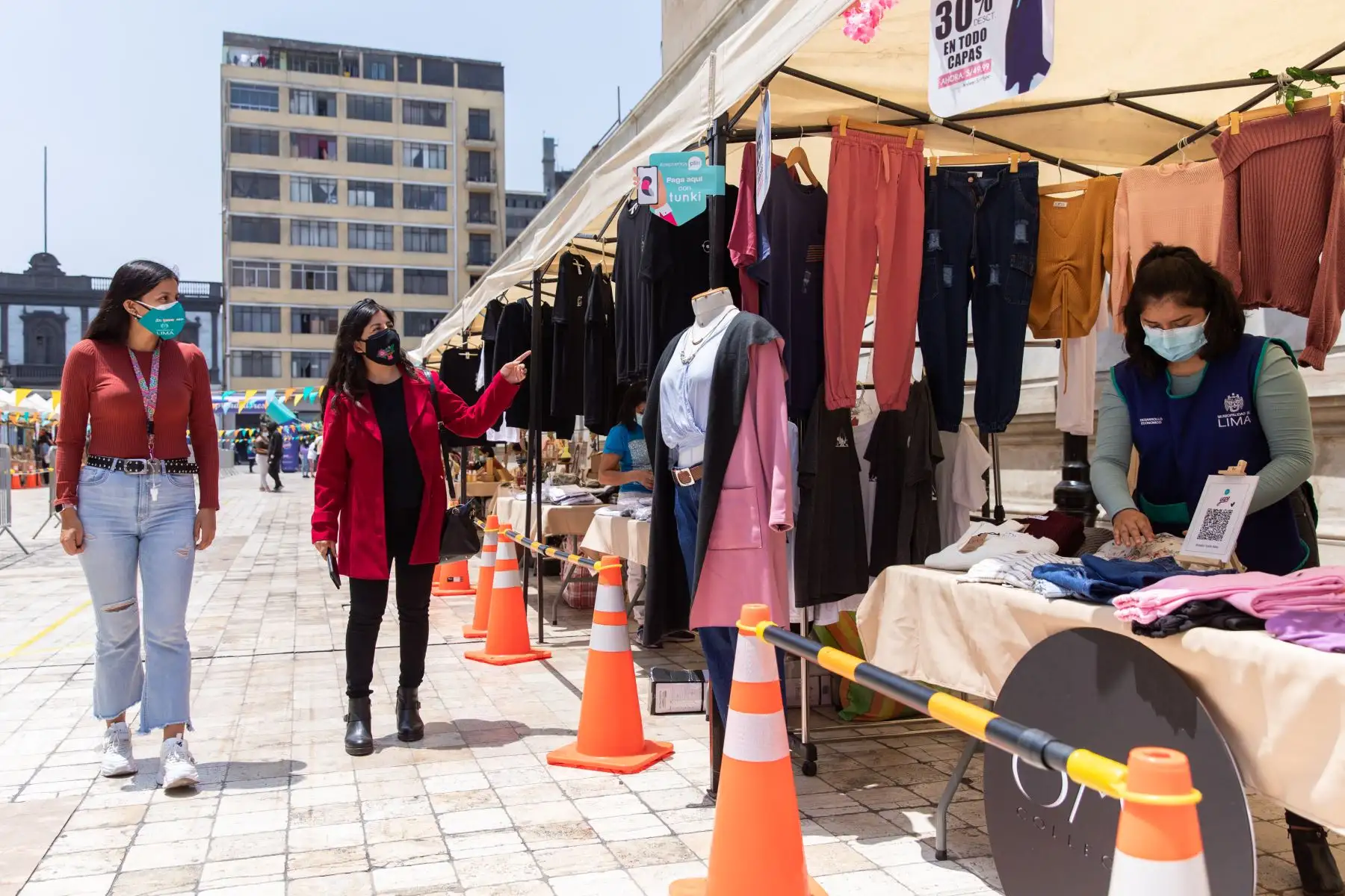 Hasta el domingo 26 de septiembre, la Municipalidad de Lima organizará la feria Emprendedores 2021 edición primavera, donde 50 pequeños comerciantes ofrecen ropa y calzado de temporada, artículos para el hogar, implementos e indumentaria para hacer deporte, postres y mucho más. Foto: ANDINA/Municipalidad de Lima