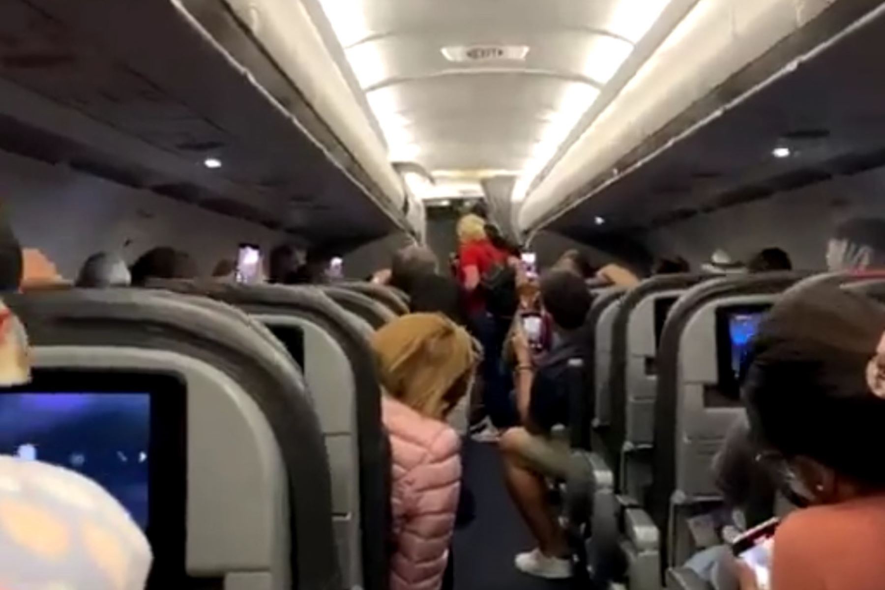 Los pasajeros de un vuelo de American Airlines fueron retirados del avión tras negarse a utilizar mascarillas.