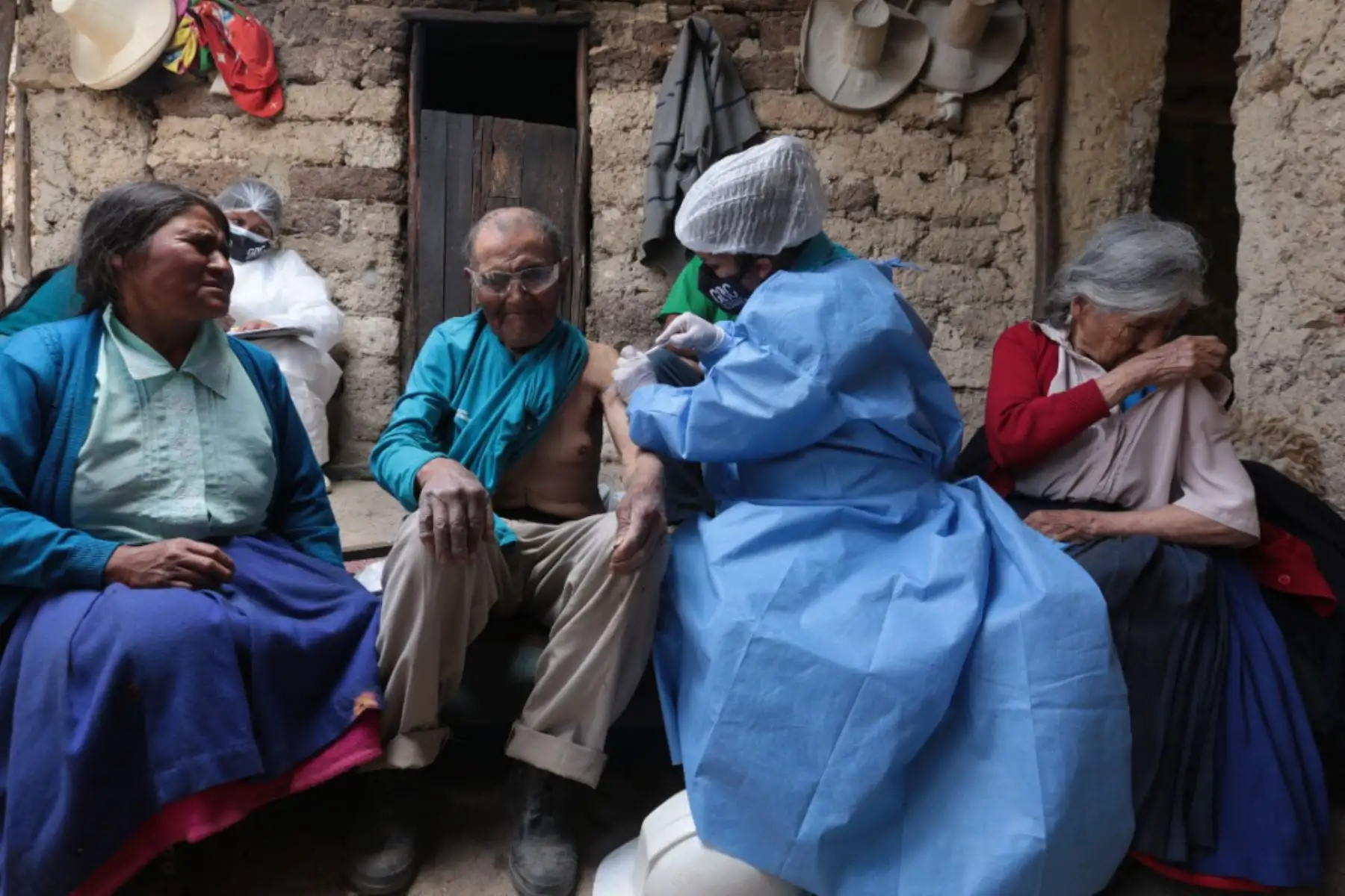 Pobladores de diversas provincias de Cajamarca reciben la vacuna contra la covid-19. Foto: Minsa