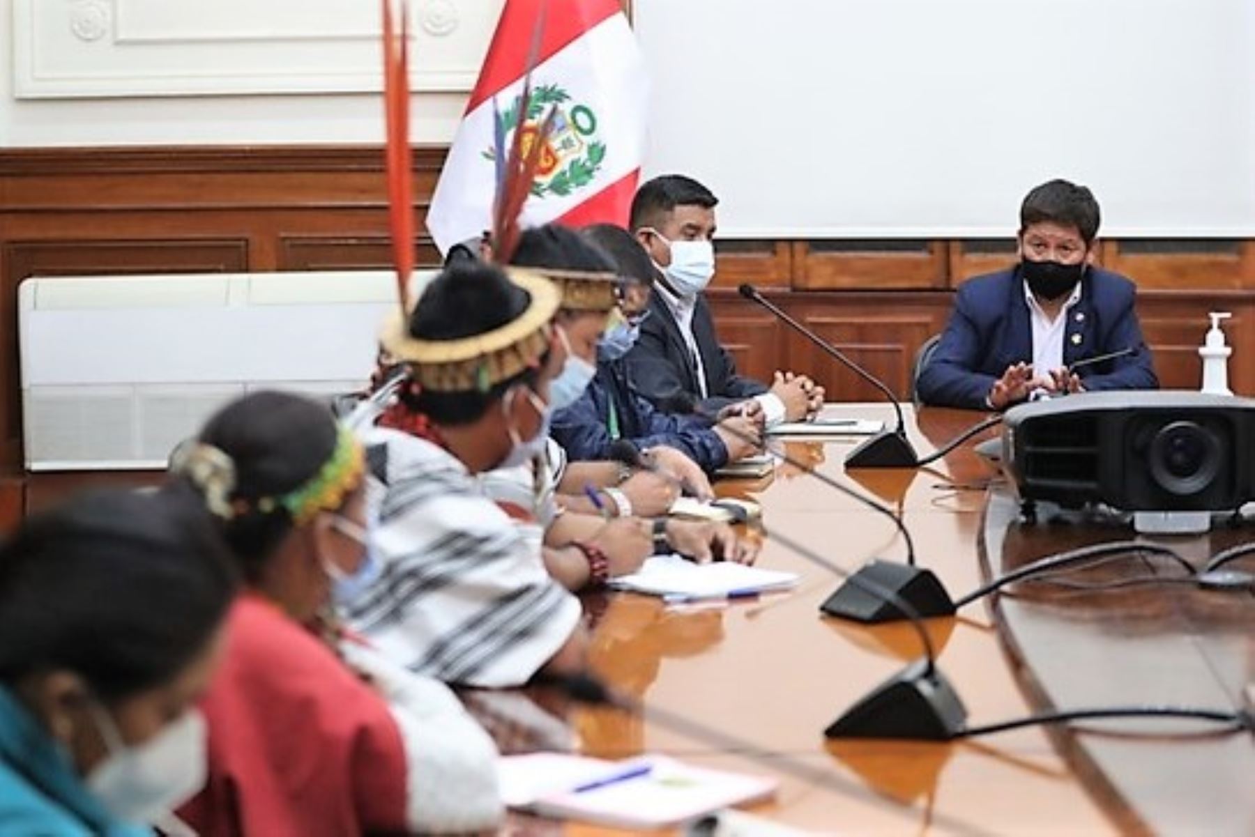 Jefe del Gabinete Ministerial, Guido Bellido, dialoga con representantes de los pueblos originarios de la selva central.