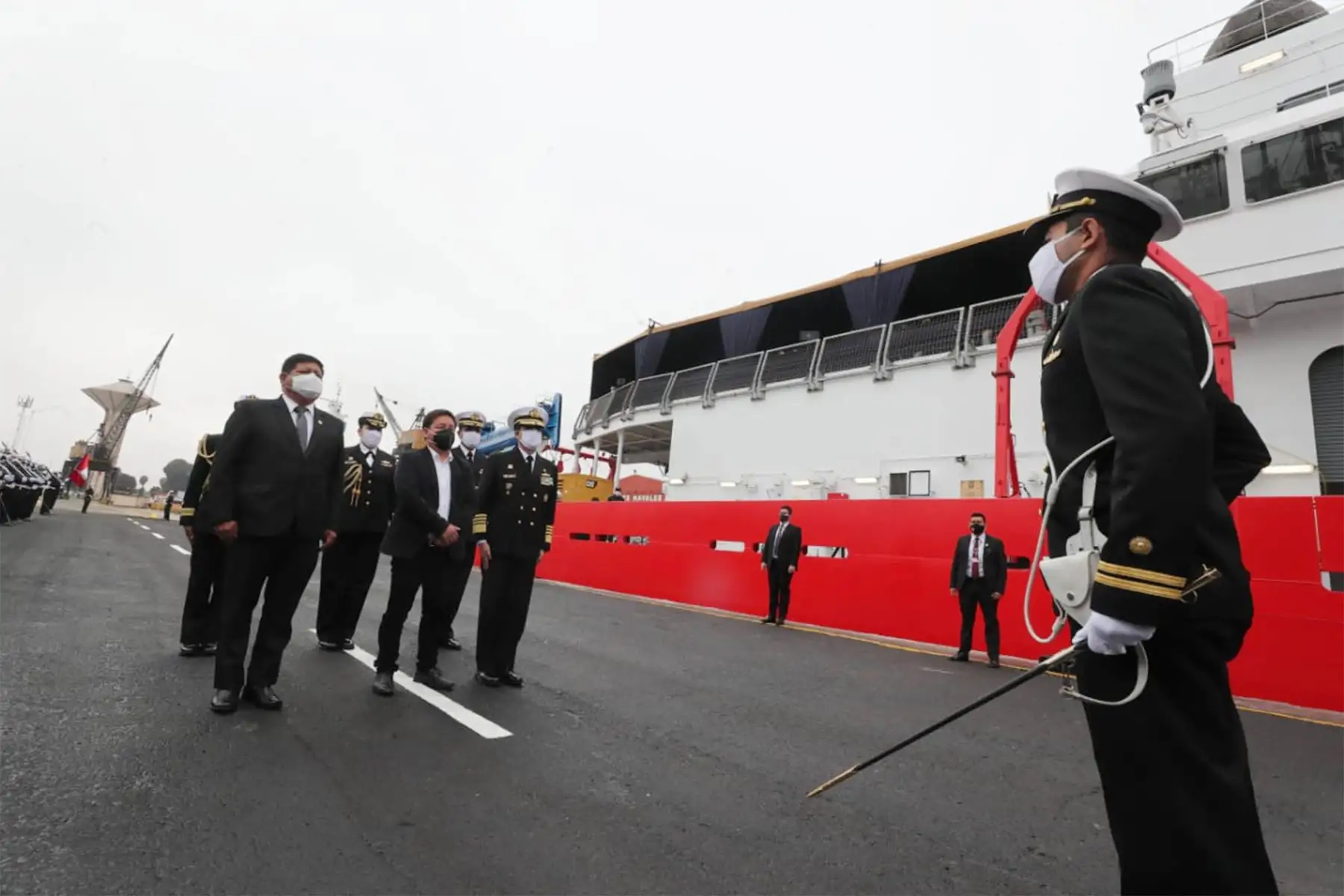 El presidente del Consejo de Ministros, Guido Bellido, junto a ministros del sector Defensa y Ambiente, participa en la inauguración del seminario “Prospectiva de Investigación Científica en el Mar de Grau”, organizado por la Marina de Guerra del Perú , a través de la Dirección de Hidrografía y Navegación.
Foto: PCM