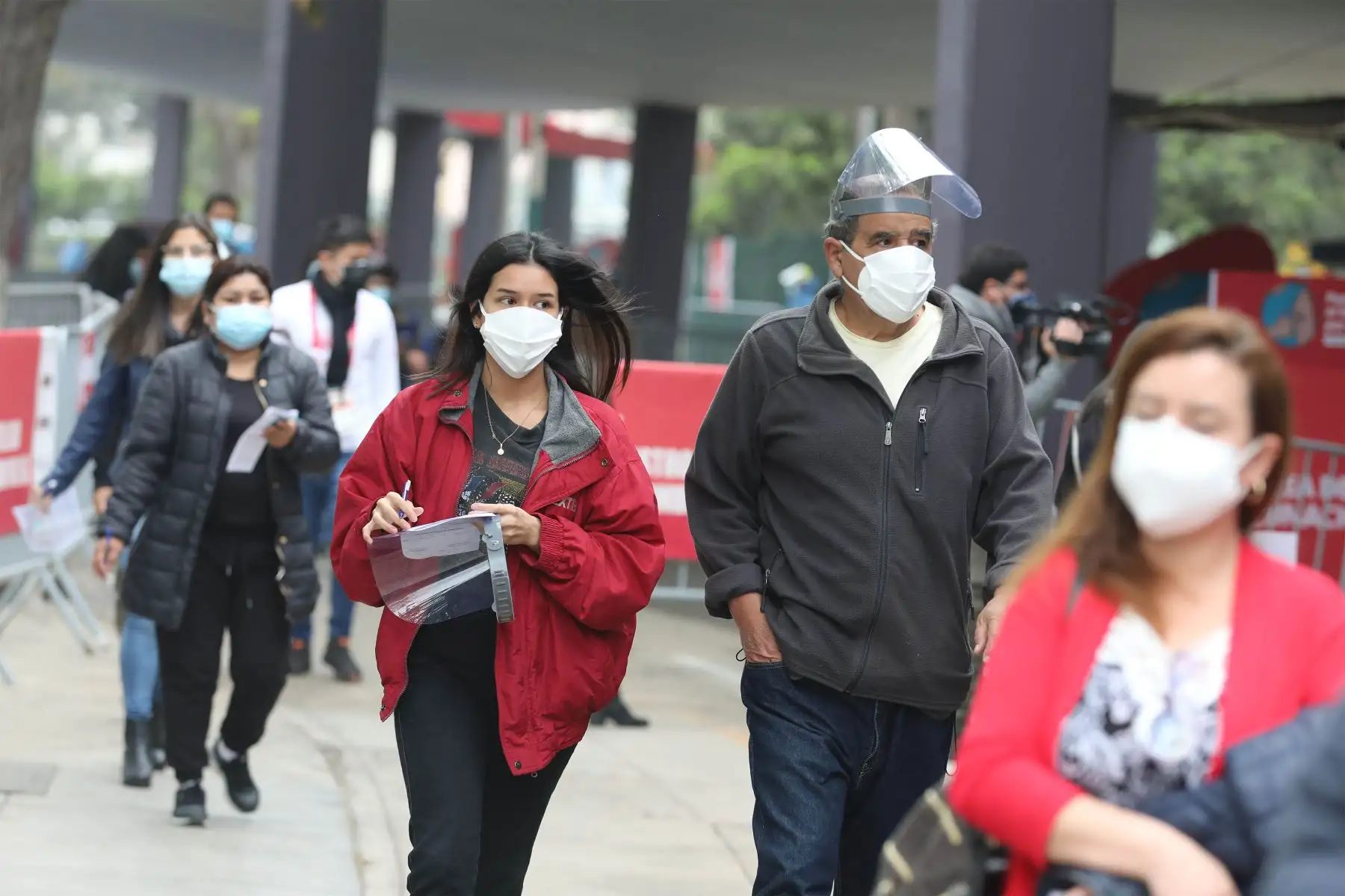 El Ministerio de Salud realiza la supervisión del inicio de la vacunación contra la covid-19 a las personas mayores de 23 años de edad.
Foto: ANDINA/ Andrés Valle