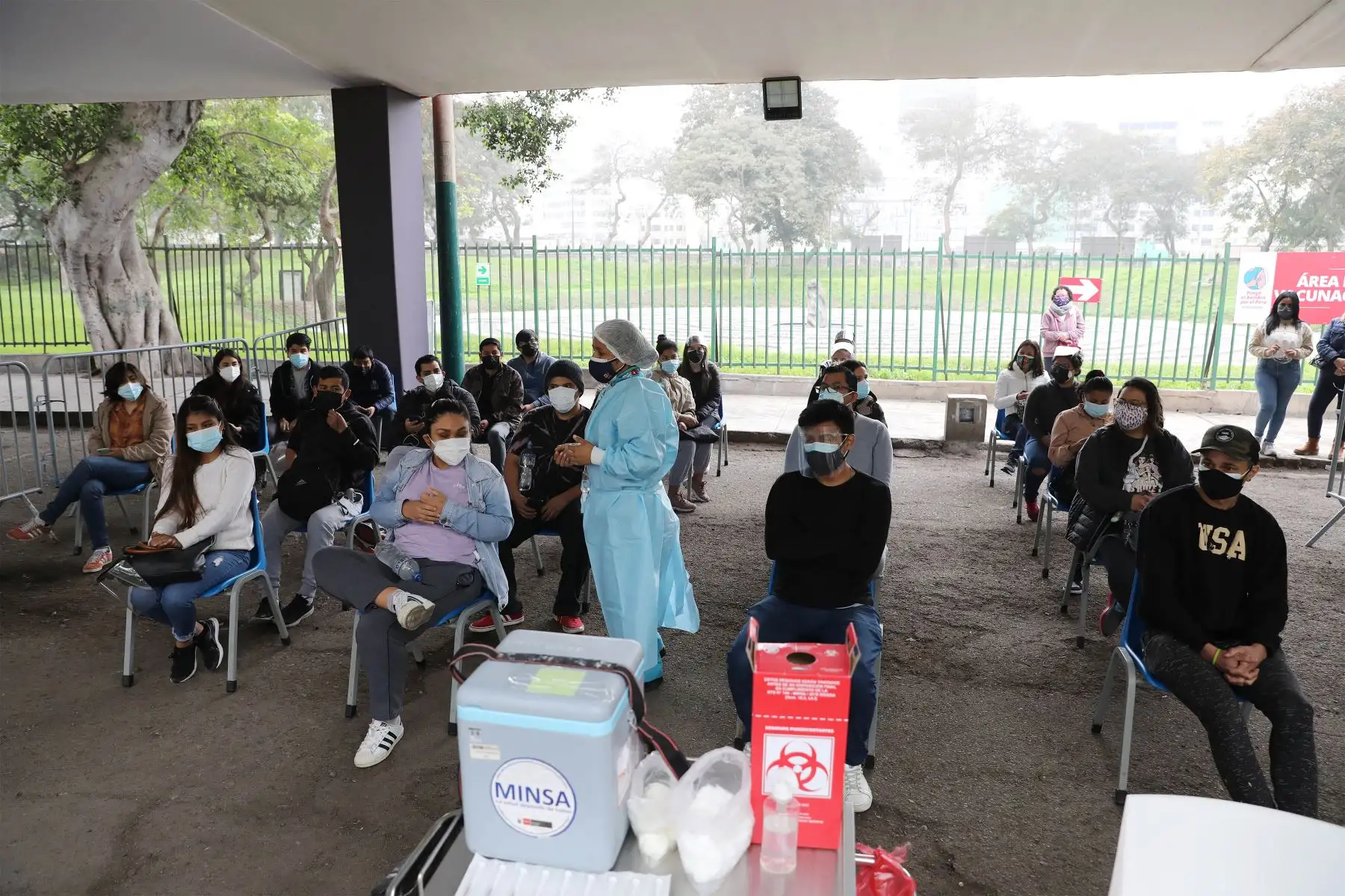 El Ministerio de Salud realiza la supervisión del inicio de la vacunación contra la covid-19 a las personas mayores de 23 años de edad.
Foto: ANDINA/ Andrés Valle