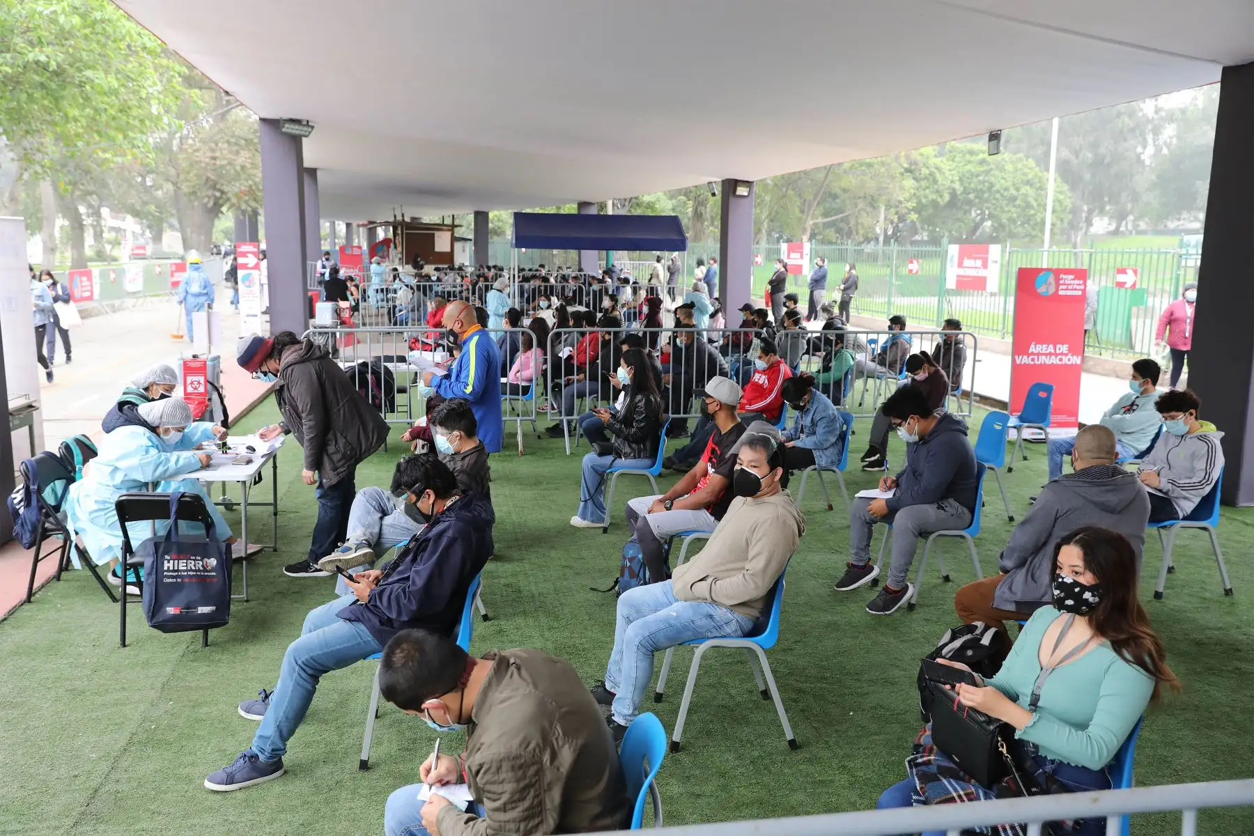 El Ministerio de Salud realiza la supervisión del inicio de la vacunación contra la covid-19 a las personas mayores de 23 años de edad.
Foto: ANDINA/ Andrés Valle