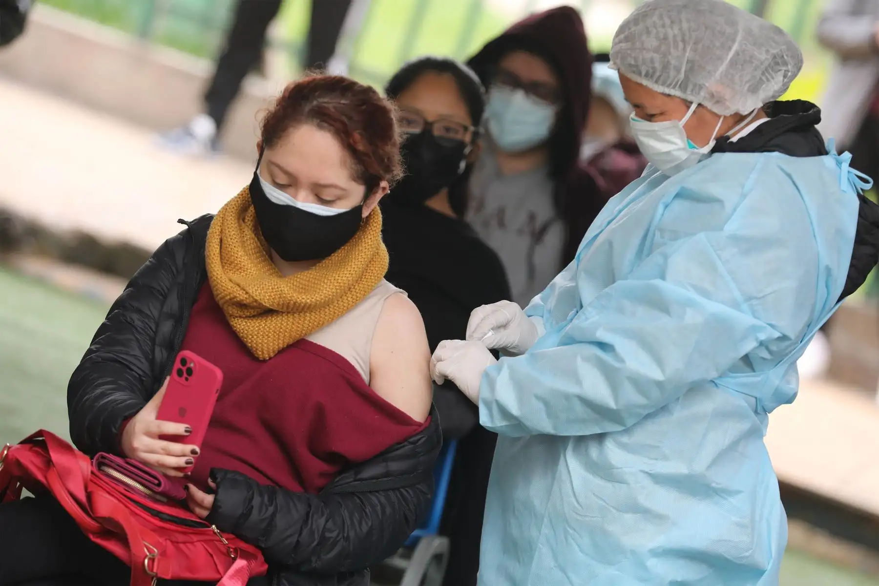 El Ministerio de Salud realiza la supervisión del inicio de la vacunación contra la covid-19 a las personas mayores de 23 años de edad.
Foto: ANDINA/ Andrés Valle