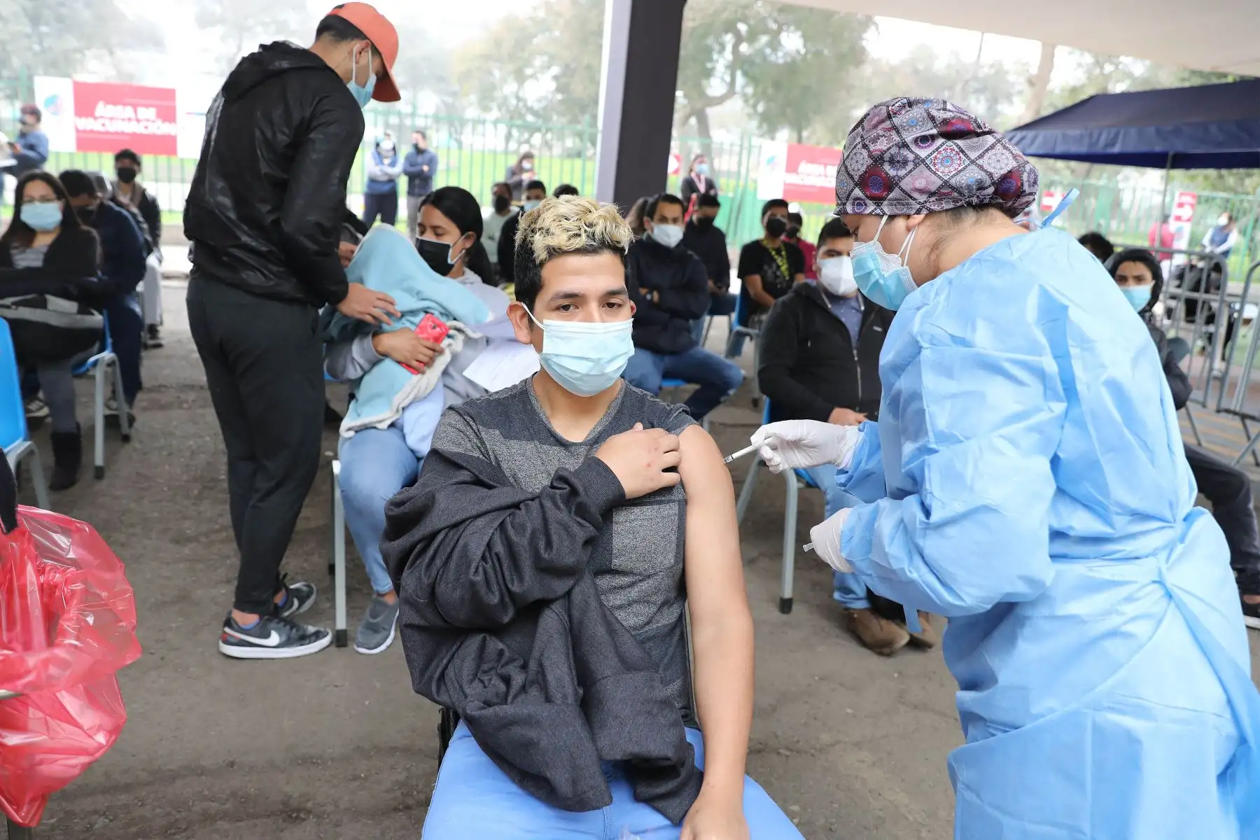 El Ministerio de Salud realiza la supervisión del inicio de la vacunación contra la covid-19 a las personas mayores de 23 años de edad.
Foto: ANDINA/ Andrés Valle