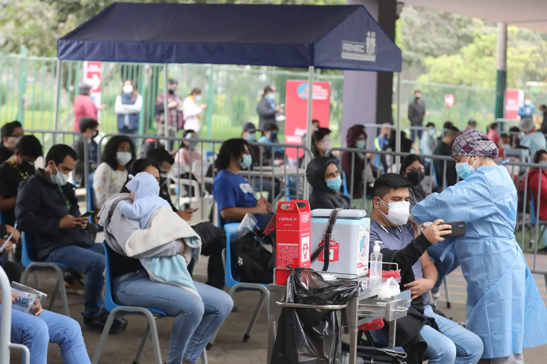 El Ministerio de Salud realiza la supervisión del inicio de la vacunación contra la covid-19 a las personas mayores de 23 años de edad.
Foto: ANDINA/ Andrés Valle