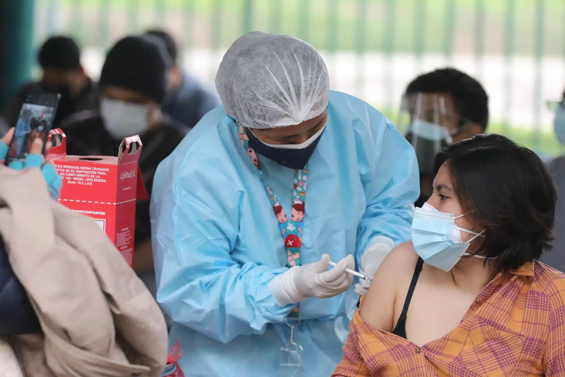 El Ministerio de Salud realiza la supervisión del inicio de la vacunación contra la covid-19 a las personas mayores de 23 años de edad.
Foto: ANDINA/ Andrés Valle