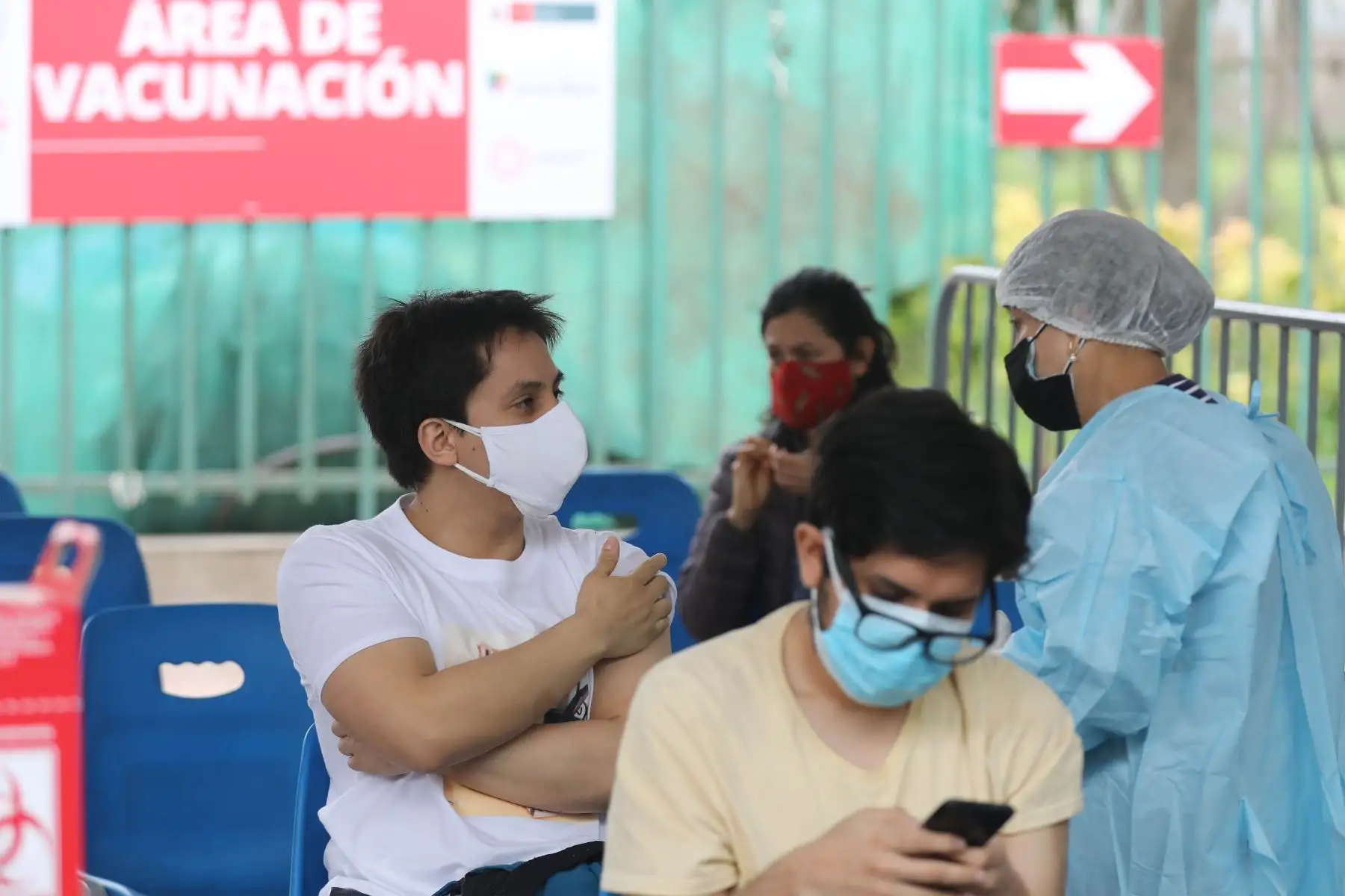 El Ministerio de Salud realiza la supervisión del inicio de la vacunación contra la covid-19 a las personas mayores de 23 años de edad.
Foto: ANDINA/ Andrés Valle