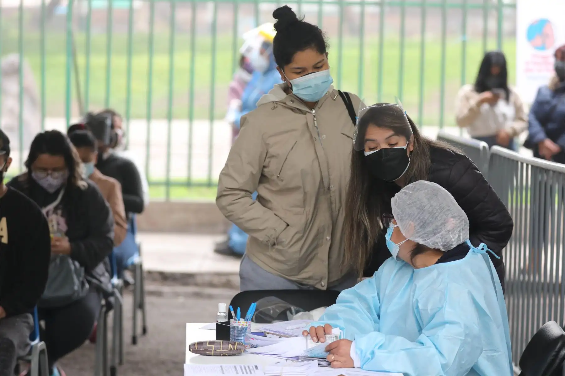 El Ministerio de Salud realiza la supervisión del inicio de la vacunación contra la covid-19 a las personas mayores de 23 años de edad.
Foto: ANDINA/ Andrés Valle
