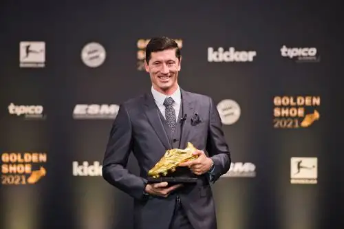 Robert Lewandowski recibió el trofeo que lo acredita como goleador de la temporada anterior.