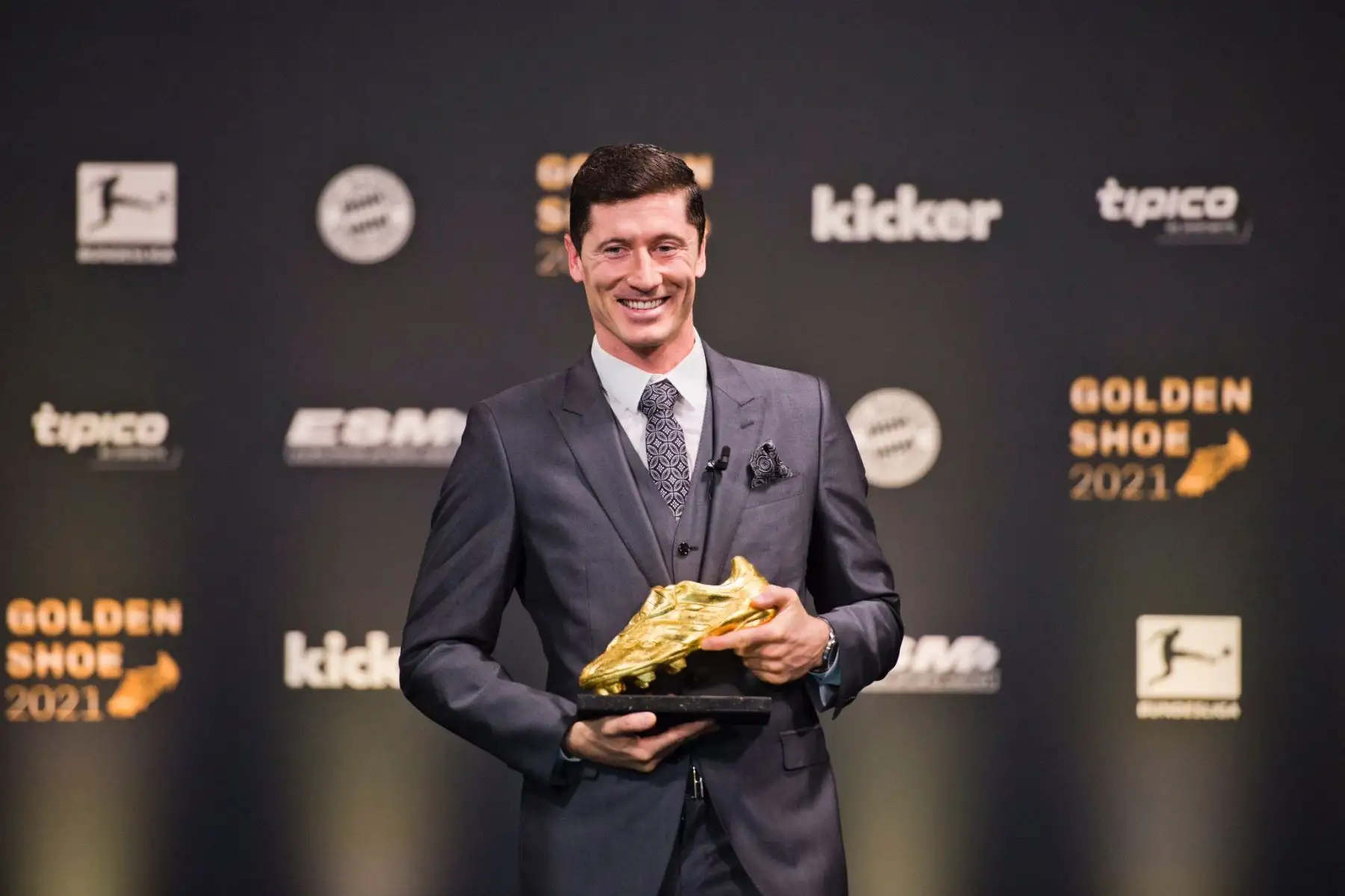 Robert Lewandowski recibió el trofeo que lo acredita como goleador de la temporada anterior.
