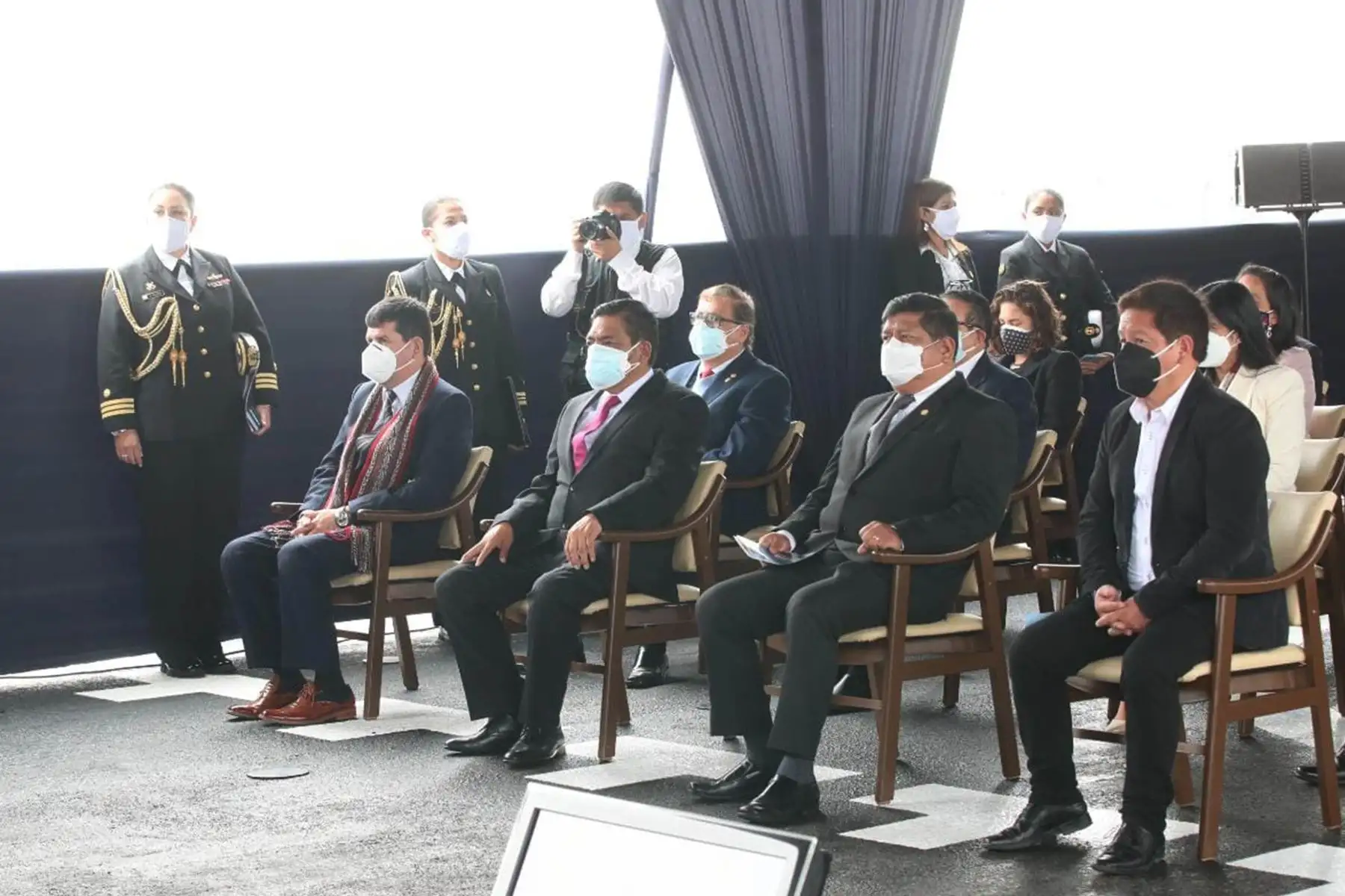 El presidente del Consejo de Ministros, Guido Bellido, junto a ministros del sector Defensa y Ambiente, participa en la inauguración del seminario “Prospectiva de Investigación Científica en el Mar de Grau”, organizado por la Marina de Guerra del Perú , a través de la Dirección de Hidrografía y Navegación.
Foto: Ministerio del Ambiente