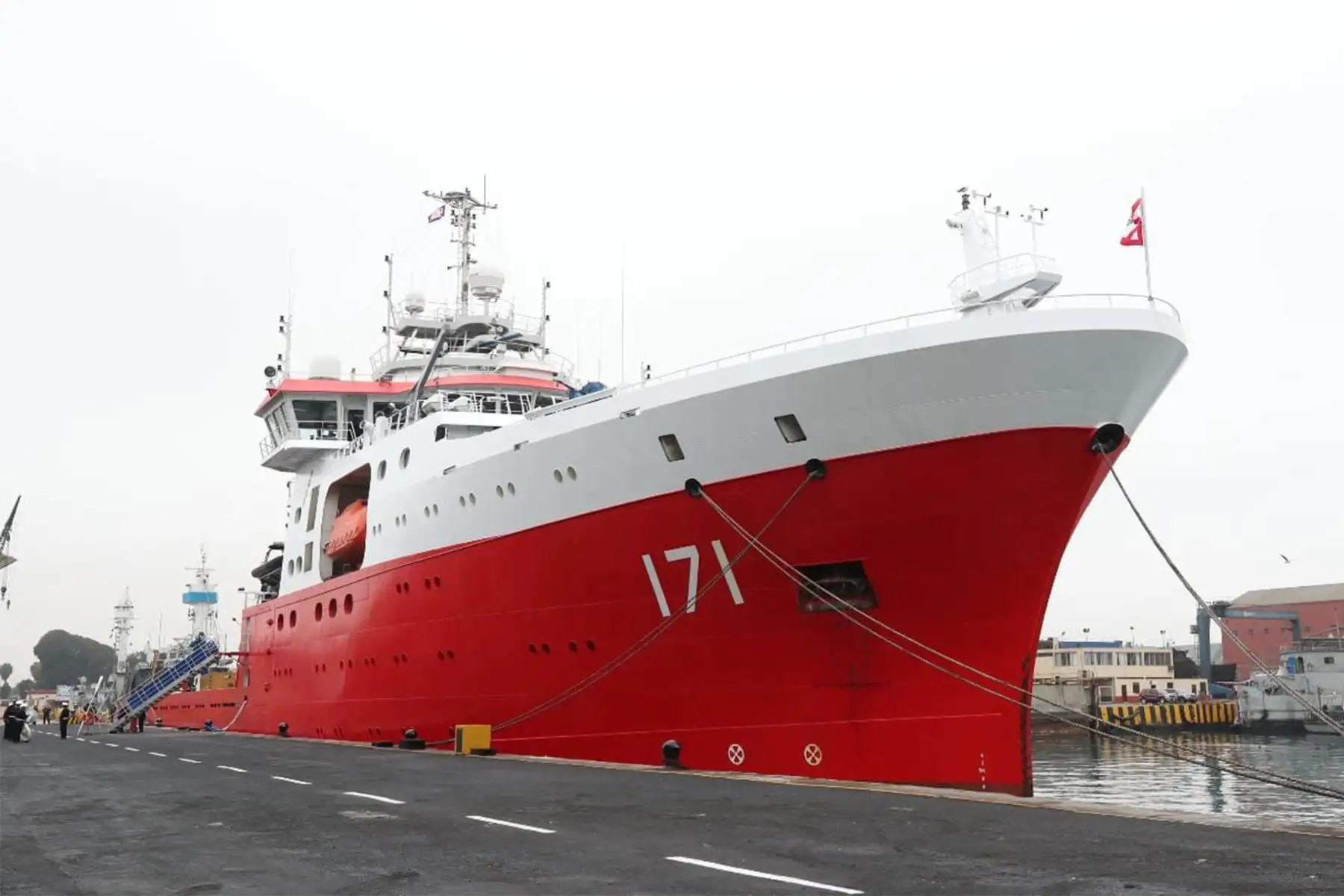 El presidente del Consejo de Ministros, Guido Bellido, junto a ministros del sector Defensa y Ambiente, participa en la inauguración del seminario “Prospectiva de Investigación Científica en el Mar de Grau”, organizado por la Marina de Guerra del Perú , a través de la Dirección de Hidrografía y Navegación.
Foto: Ministerio del Ambiente