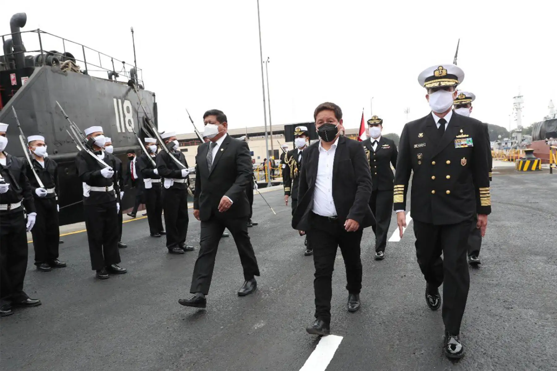El presidente del Consejo de Ministros, Guido Bellido, junto a ministros del sector Defensa y Ambiente, participa en la inauguración del seminario “Prospectiva de Investigación Científica en el Mar de Grau”, organizado por la Marina de Guerra del Perú , a través de la Dirección de Hidrografía y Navegación.
Foto: Mindef
