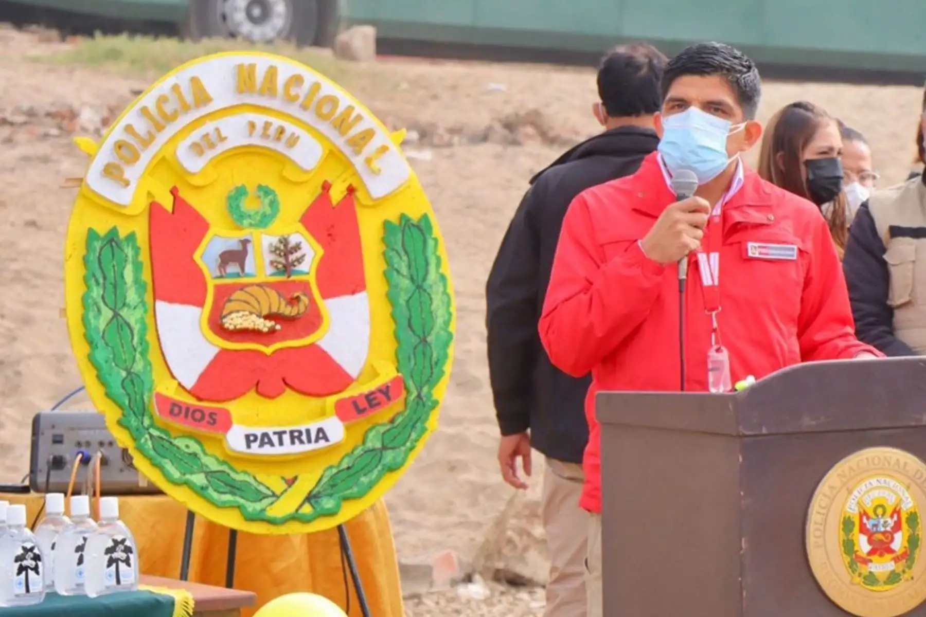 Ministro del Interior, Juan Carrasco participa en la acción cívica desarrollada por la Policía Montada en favor de las familias vulnerables del AA. HH “Las Lomas de Villa”, en Ancón, donde se entregan canastas de víveres y cocinas semiindustriales a las ollas comunes del distrito.
Foto: Mininter