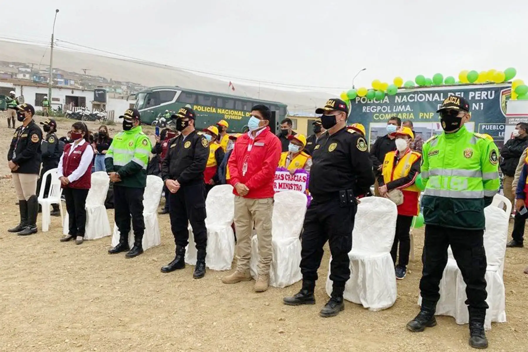 Ministro del Interior, Juan Carrasco participa en la acción cívica desarrollada por la Policía Montada en favor de las familias vulnerables del AA. HH “Las Lomas de Villa”, en Ancón, donde se entregan canastas de víveres y cocinas semiindustriales a las ollas comunes del distrito.
Foto: Mininter