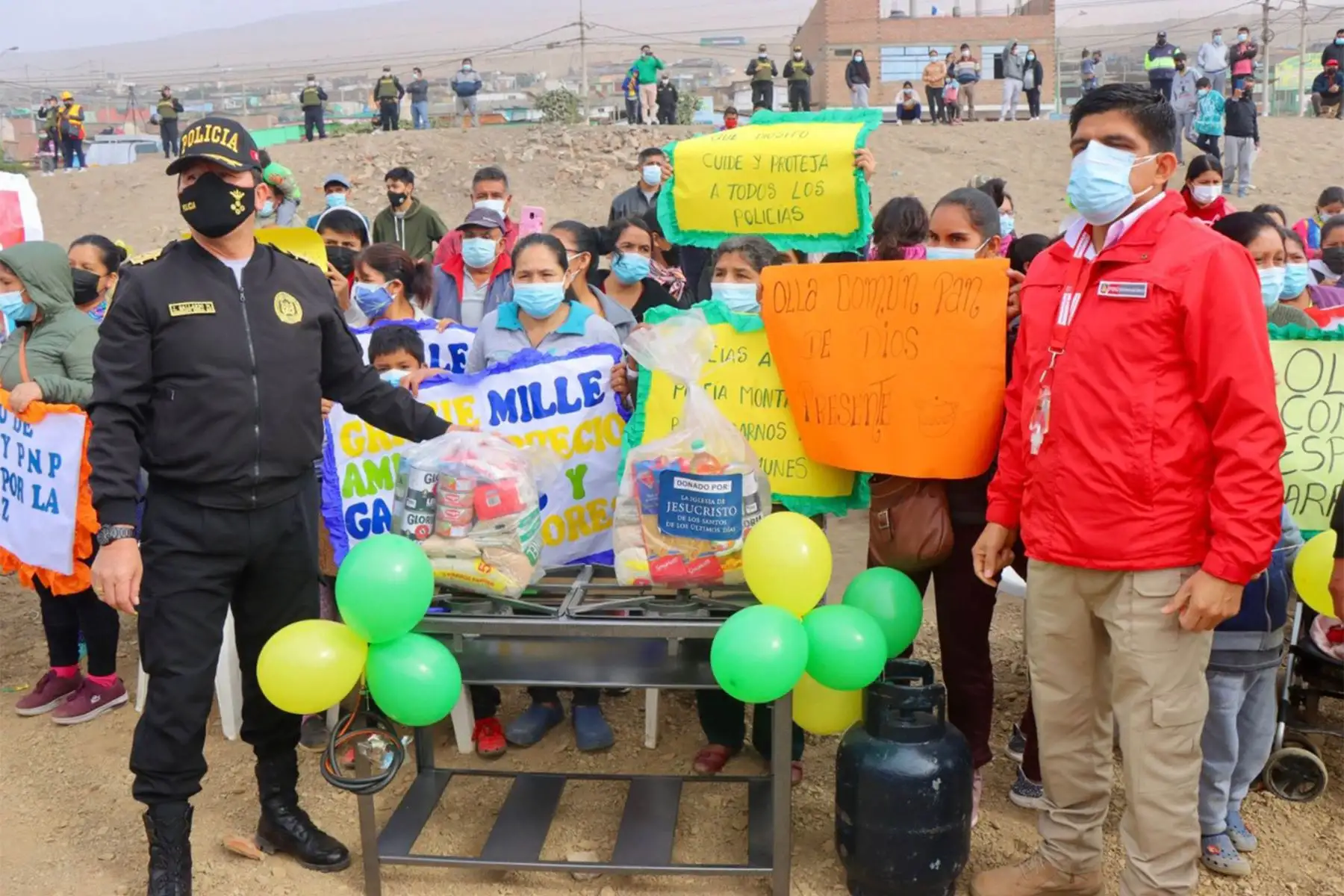 Ministro del Interior, Juan Carrasco participa en la acción cívica desarrollada por la Policía Montada en favor de las familias vulnerables del AA. HH “Las Lomas de Villa”, en Ancón, donde se entregan canastas de víveres y cocinas semiindustriales a las ollas comunes del distrito.
Foto: Mininter