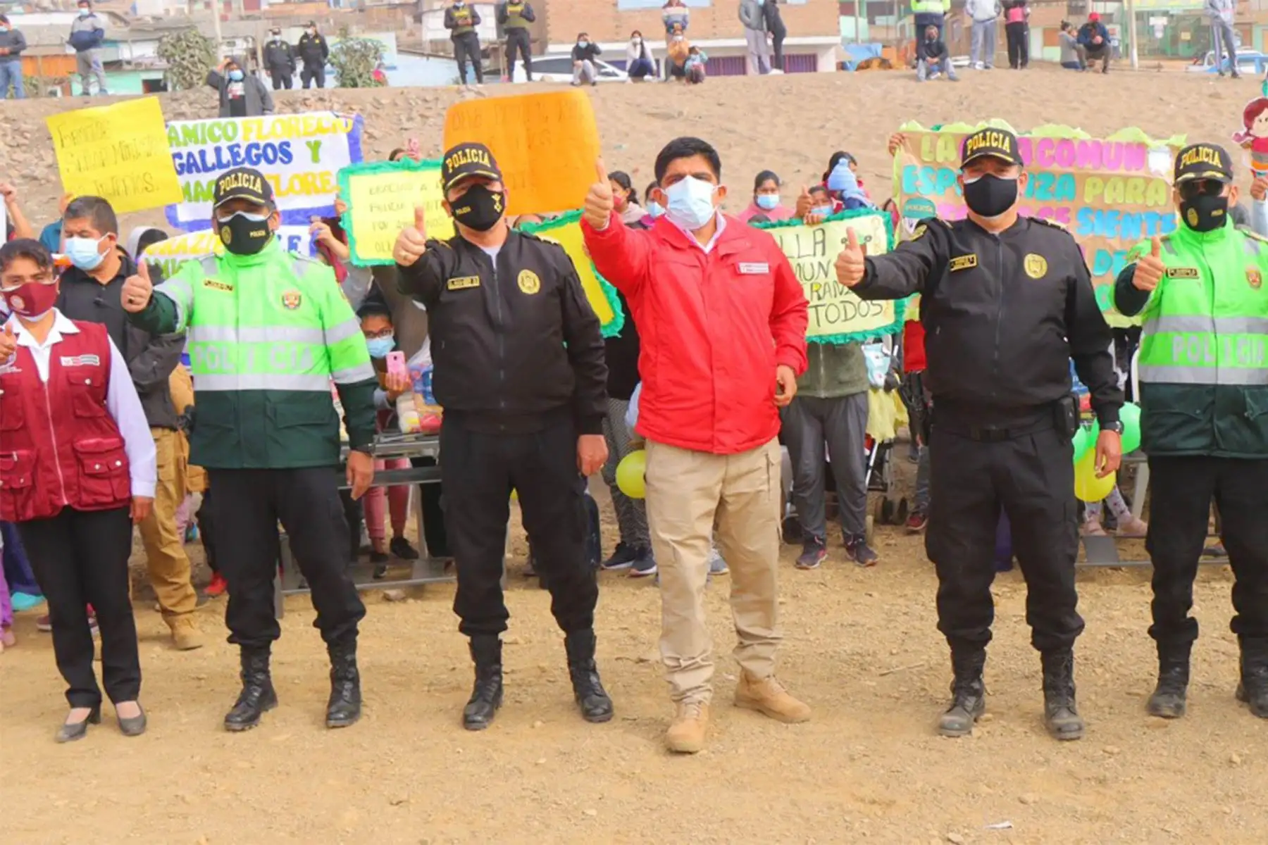 Ministro del Interior, Juan Carrasco participa en la acción cívica desarrollada por la Policía Montada en favor de las familias vulnerables del AA. HH “Las Lomas de Villa”, en Ancón, donde se entregan canastas de víveres y cocinas semiindustriales a las ollas comunes del distrito.
Foto: Mininter