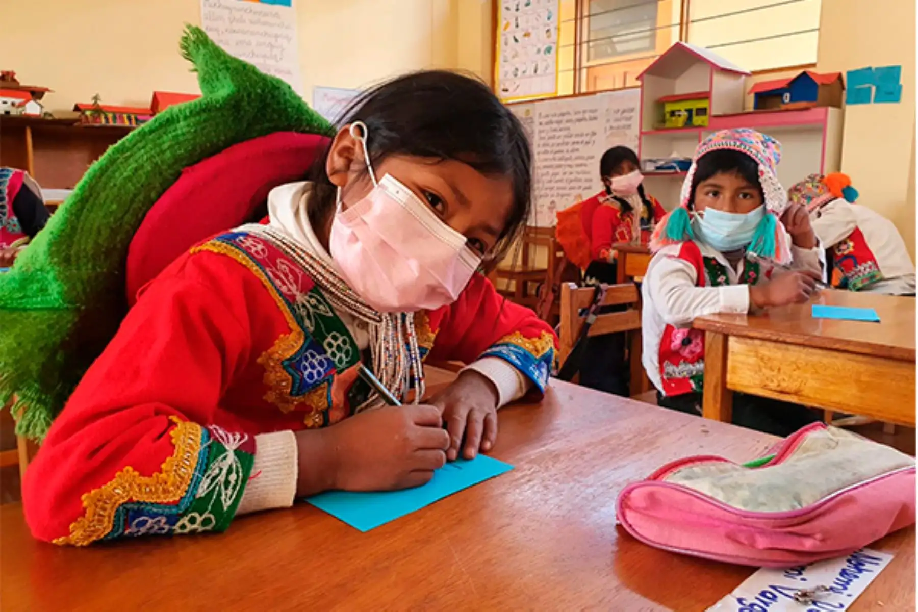 Las madres y padres deben conversar con sus hijas e hijos para prevenir los contagios del Covid-19 y los maestros brindarles apoyo emocional. Foto: ANDINA/Difusión