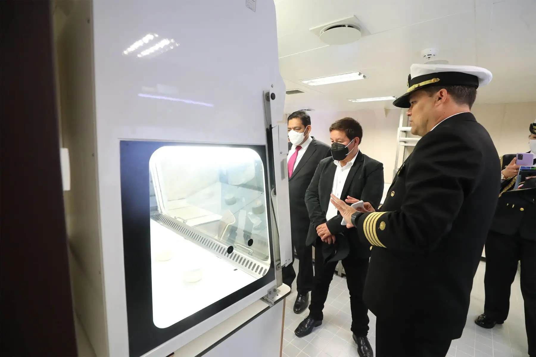 El presidente del Consejo de Ministros, Guido Bellido, junto a ministros del sector Defensa y Ambiente, participa en la inauguración del seminario “Prospectiva de Investigación Científica en el Mar de Grau”, organizado por la Marina de Guerra del Perú , a través de la Dirección de Hidrografía y Navegación.
Foto: PCM