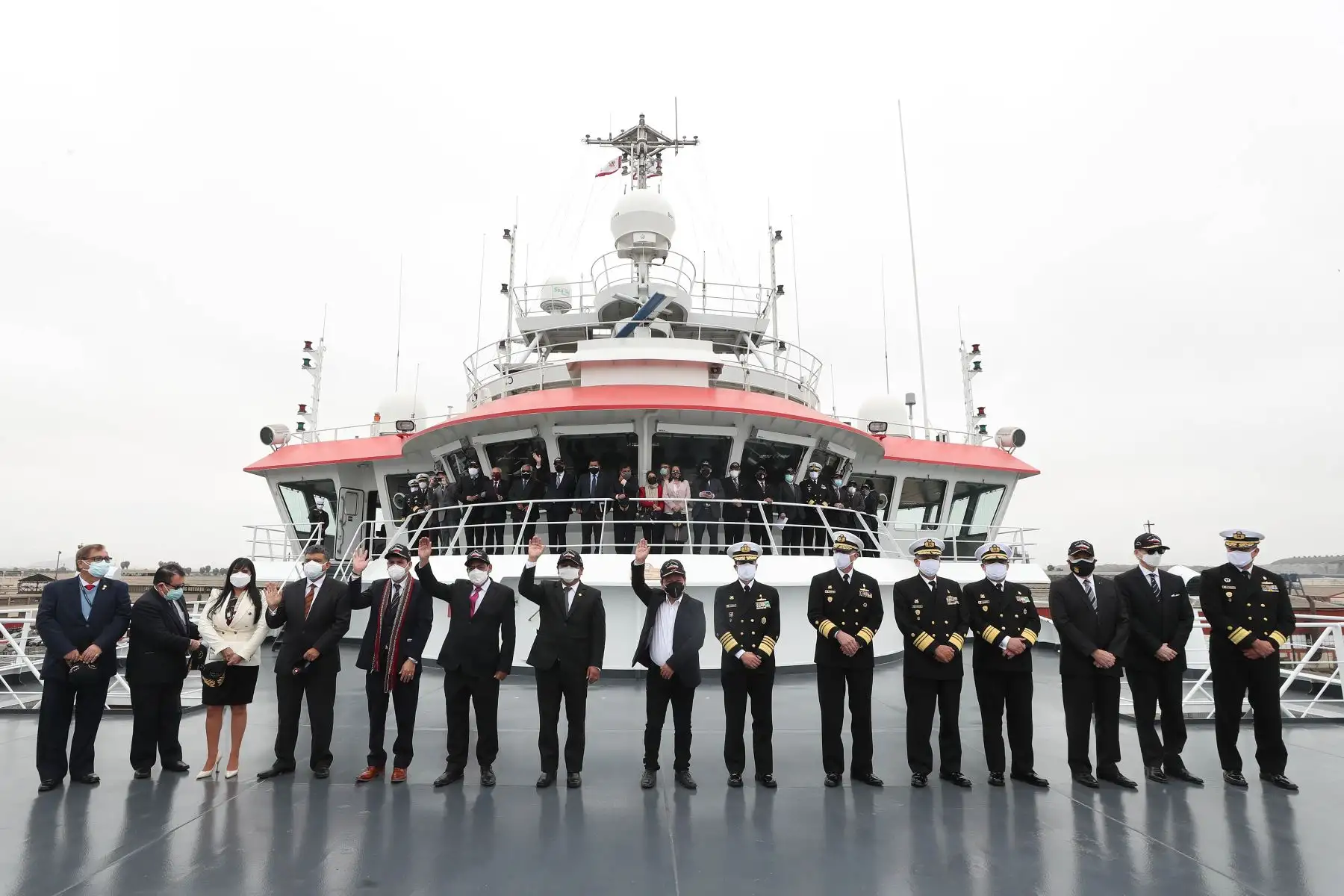 El presidente del Consejo de Ministros, Guido Bellido, junto a ministros del sector Defensa y Ambiente, participa en la inauguración del seminario “Prospectiva de Investigación Científica en el Mar de Grau”, organizado por la Marina de Guerra del Perú , a través de la Dirección de Hidrografía y Navegación.
Foto: PCM