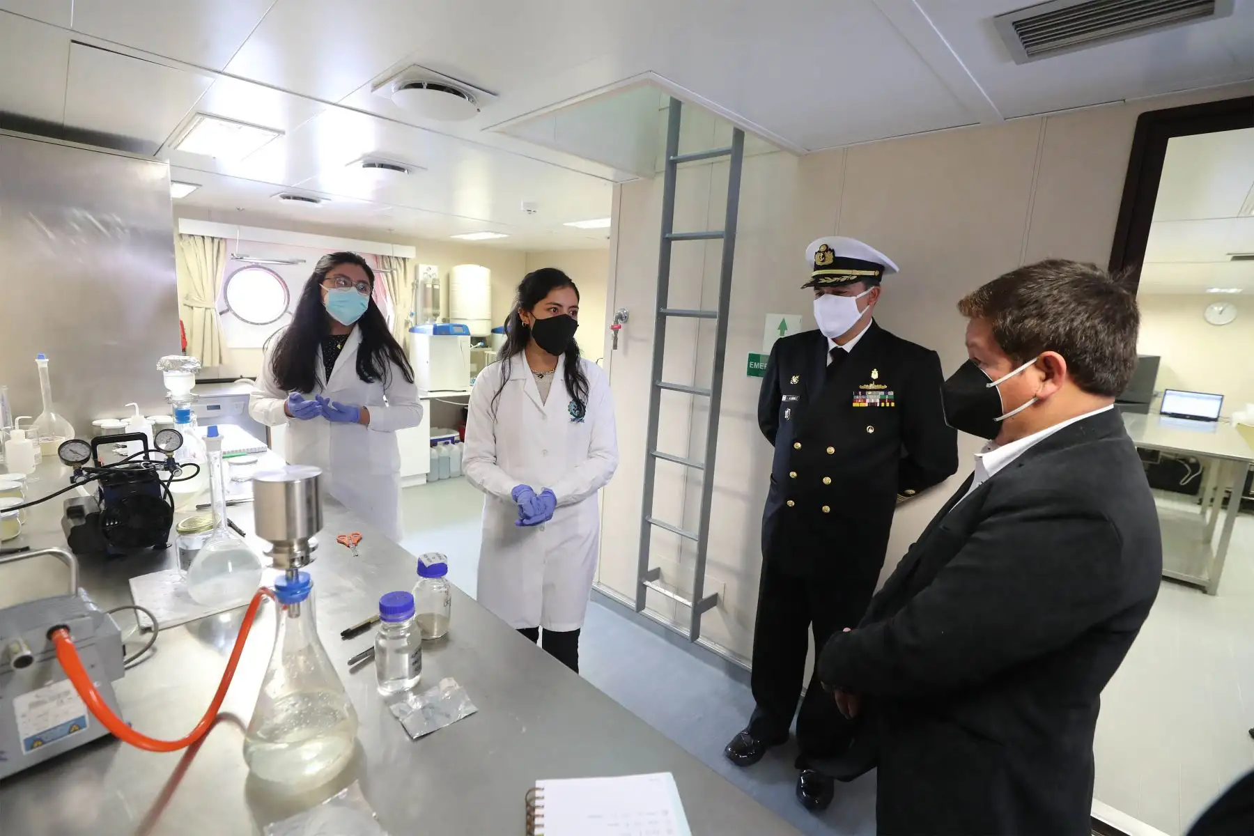 El presidente del Consejo de Ministros, Guido Bellido, junto a ministros del sector Defensa y Ambiente, participa en la inauguración del seminario “Prospectiva de Investigación Científica en el Mar de Grau”, organizado por la Marina de Guerra del Perú , a través de la Dirección de Hidrografía y Navegación.
Foto: PCM