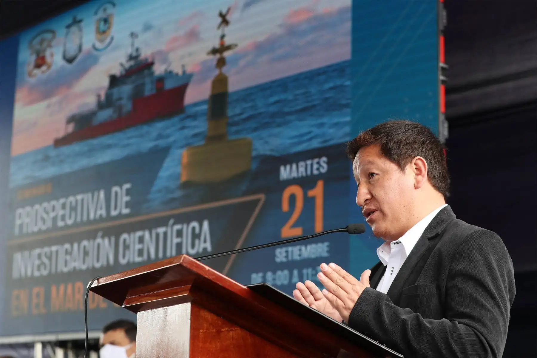 El presidente del Consejo de Ministros, Guido Bellido, junto a ministros del sector Defensa y Ambiente, participa en la inauguración del seminario “Prospectiva de Investigación Científica en el Mar de Grau”, organizado por la Marina de Guerra del Perú , a través de la Dirección de Hidrografía y Navegación.
Foto: PCM