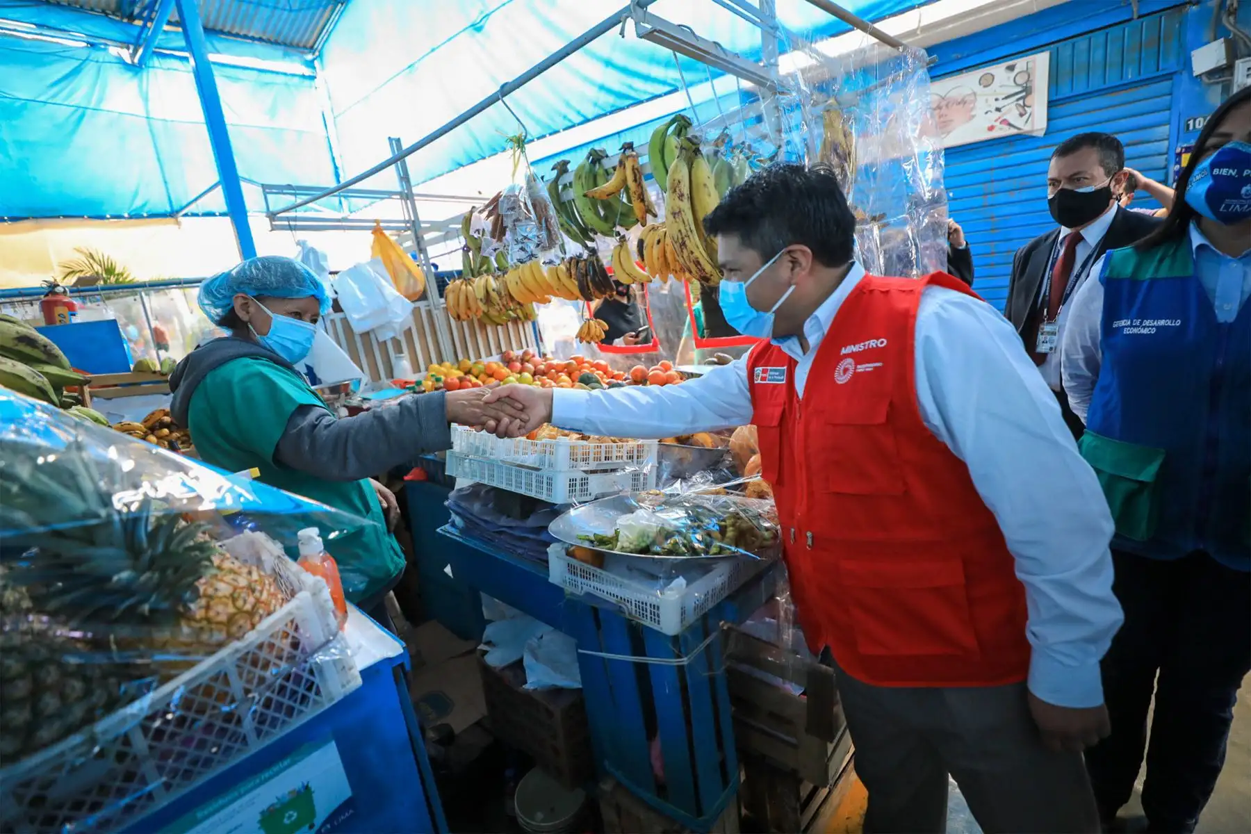 El ministro de la Producción,  Yvan Quispe anunció el concurso Mercados Modernos” en el mercado de Mirones Bajo, Cercado de Lima.
Foto:@MINPRODUCCION