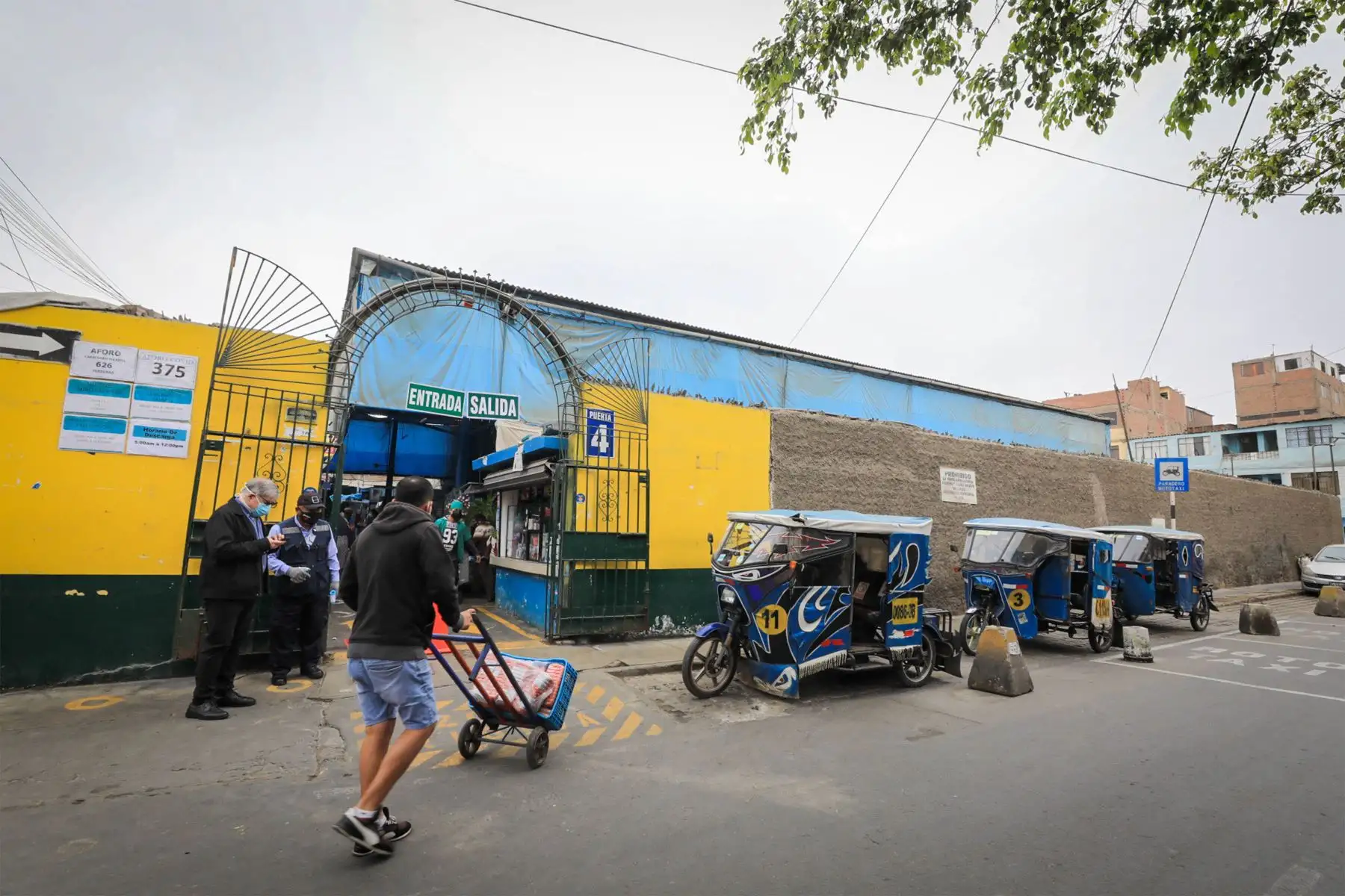 El ministro de la Producción,  Yvan Quispe anunció el concurso Mercados Modernos” en el mercado de Mirones Bajo, Cercado de Lima.
Foto:@MINPRODUCCION