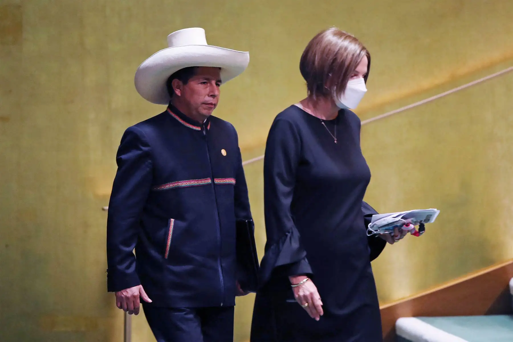 El presidente de Perú, Pedro Castillo, sube al podio para dirigirse al 76 ° período de sesiones de la Asamblea General de la ONU  en Nueva York.
Foto: AFP