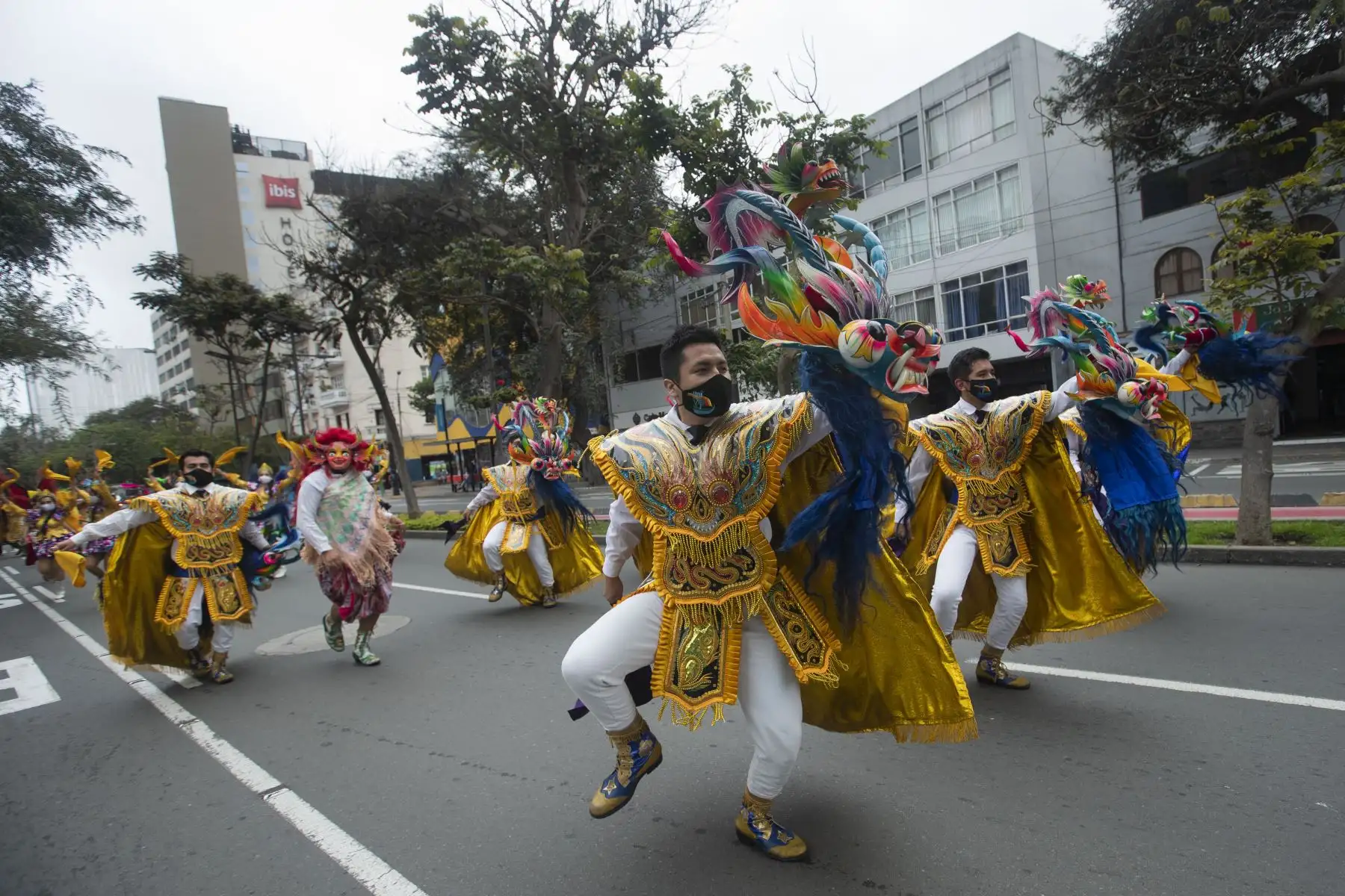 Ministro de Cultura, Ciro Gálvez acompañado del Alcalde de Miraflores, Luis Molina y representantes del ministerio de Defensa participaron del pasacalle “Construyendo una Cultura de Paz”. Comparsas de organizaciones culturales desfilaron por la avenida Larco y alrededores del distrito de Miraflores, e hicieron una parada en la Fuente del Paseo de la Solidaridad en la calle Tarata como parte del homenaje por el Día Internacional de La Paz. Foto: ANDINA/Carla Patiño