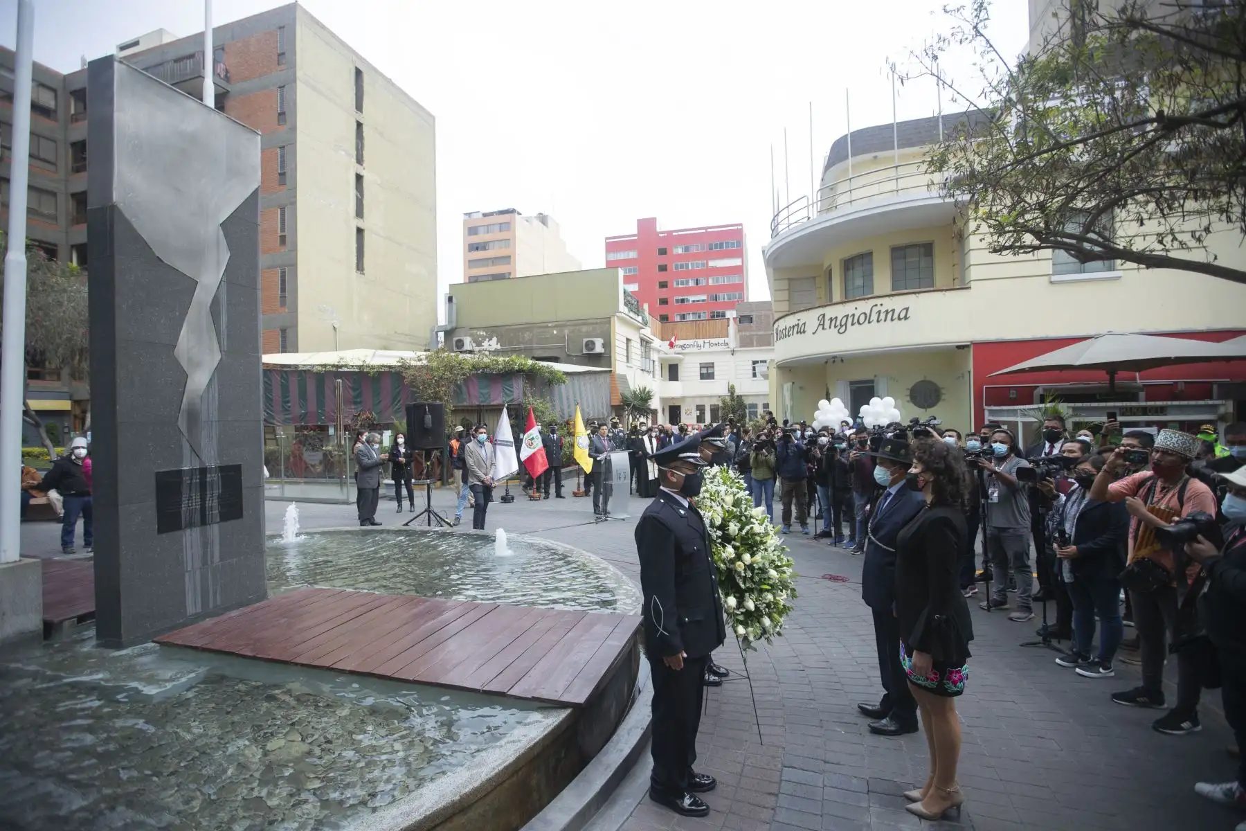 Ministro de Cultura, Ciro Gálvez acompañado del Alcalde de Miraflores, Luis Molina y representantes del ministerio de Defensa participaron del pasacalle “Construyendo una Cultura de Paz”. Comparsas de organizaciones culturales desfilaron por la avenida Larco y alrededores del distrito de Miraflores, e hicieron una parada en la Fuente del Paseo de la Solidaridad en la calle Tarata como parte del homenaje por el Día Internacional de La Paz. Foto: ANDINA/Carla Patiño