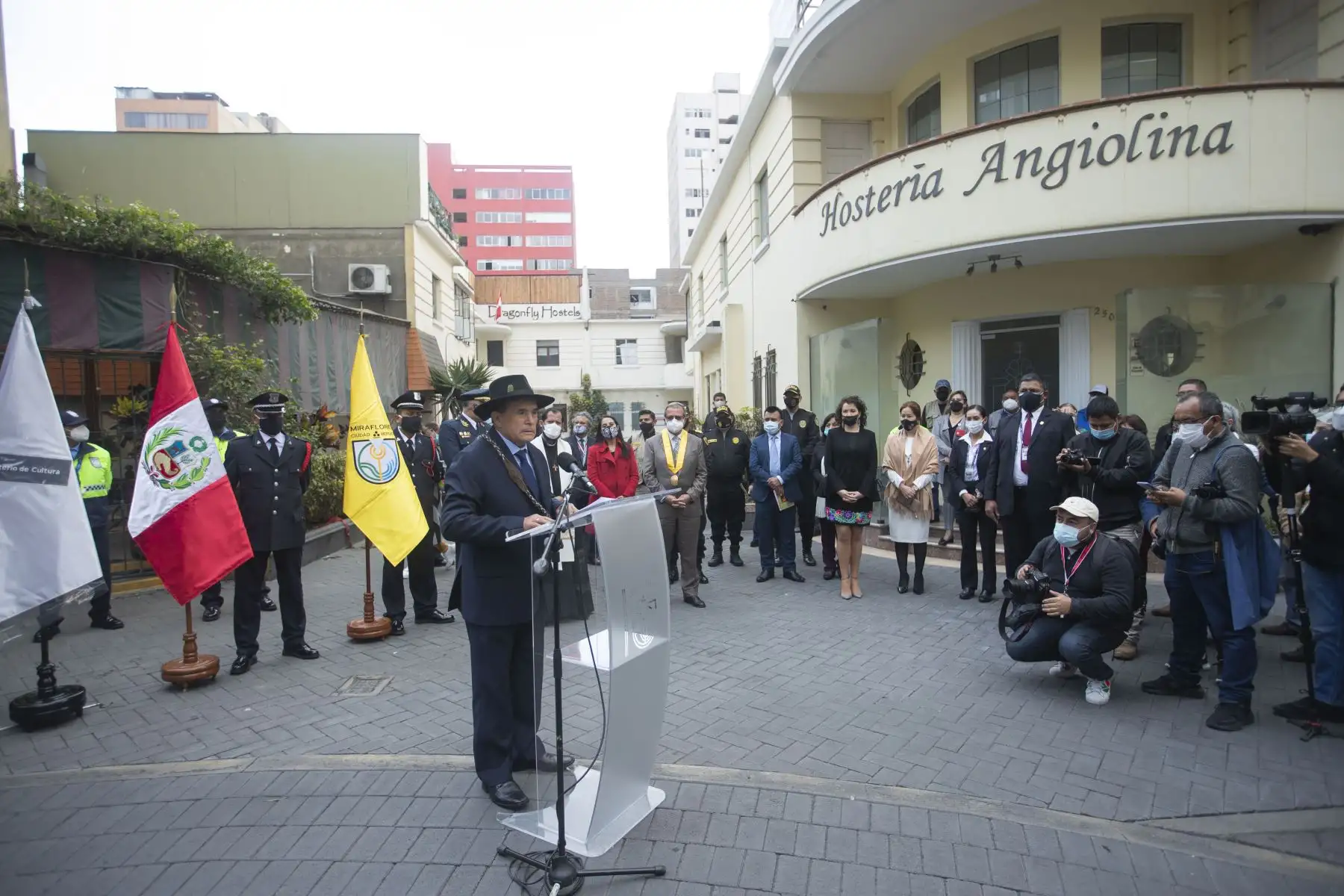 Ministro de Cultura, Ciro Gálvez acompañado del Alcalde de Miraflores, Luis Molina y representantes del ministerio de Defensa participaron del pasacalle “Construyendo una Cultura de Paz”. Comparsas de organizaciones culturales desfilaron por la avenida Larco y alrededores del distrito de Miraflores, e hicieron una parada en la Fuente del Paseo de la Solidaridad en la calle Tarata como parte del homenaje por el Día Internacional de La Paz. Foto: ANDINA/Carla Patiño