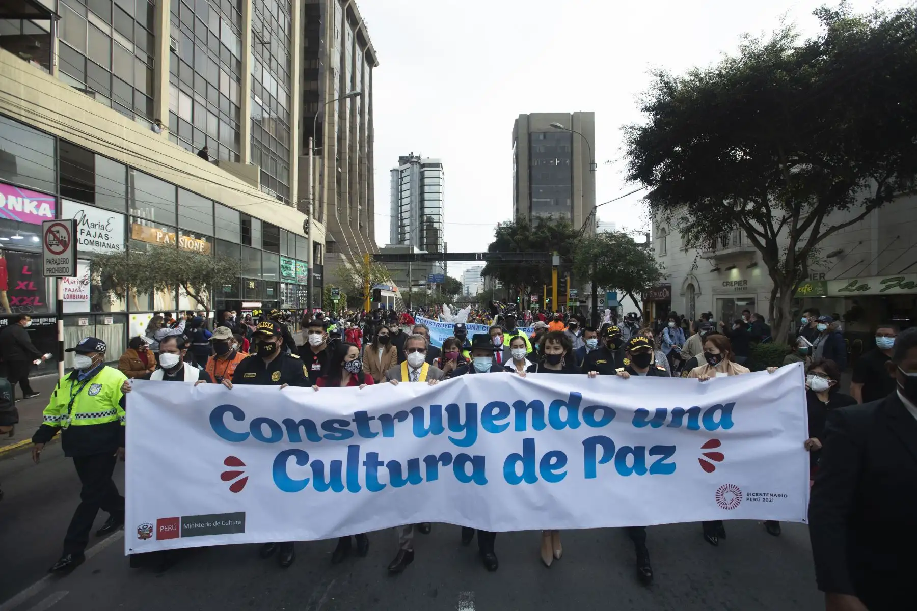 Ministro de Cultura, Ciro Gálvez acompañado del Alcalde de Miraflores, Luis Molina y representantes del ministerio de Defensa participaron del pasacalle “Construyendo una Cultura de Paz”. Comparsas de organizaciones culturales desfilaron por la avenida Larco y alrededores del distrito de Miraflores, e hicieron una parada en la Fuente del Paseo de la Solidaridad en la calle Tarata como parte del homenaje por el Día Internacional de La Paz. Foto: ANDINA/Carla Patiño