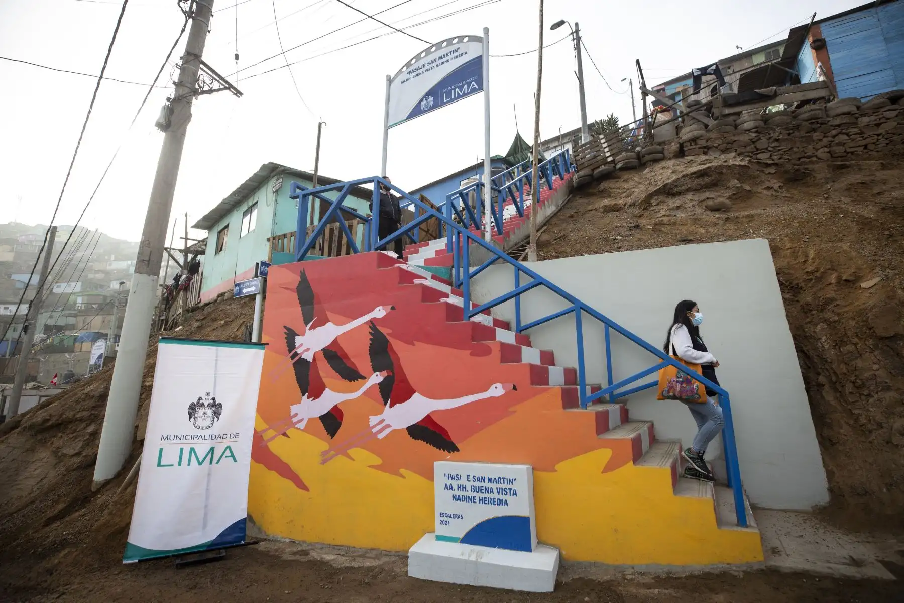 Alcalde de Lima, Jorge Muñoz, visita escaleras muralizadas del Bicentenario en Comas. Foto: MML