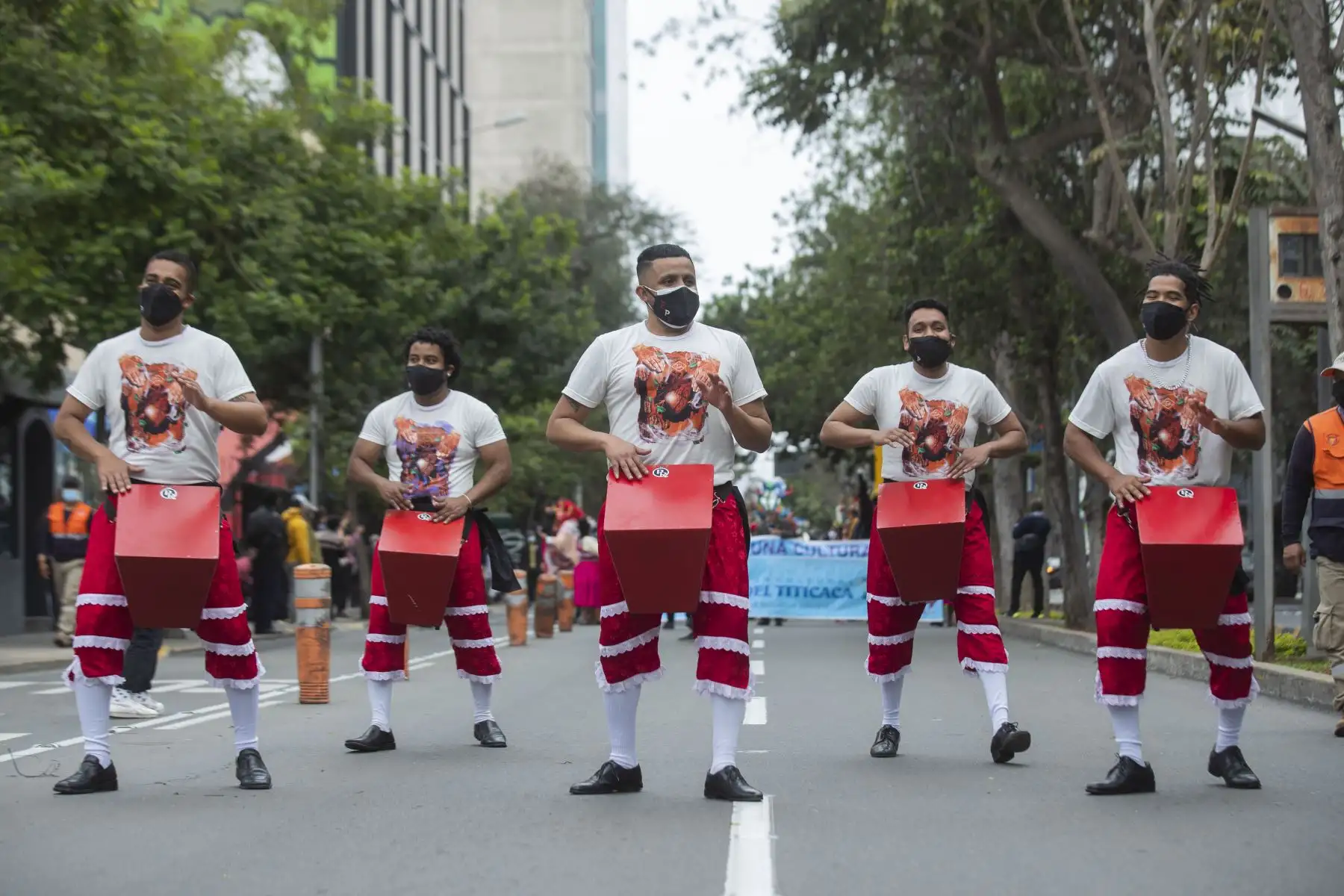 Ministro de Cultura, Ciro Gálvez acompañado del Alcalde de Miraflores, Luis Molina y representantes del ministerio de Defensa participaron del pasacalle “Construyendo una Cultura de Paz”. Comparsas de organizaciones culturales desfilaron por la avenida Larco y alrededores del distrito de Mirafloes, e hicieron una parada en la Fuente del Paseo de la Solidaridad en la calle Tarata como parte del homenaje por el Día Internacional de La Paz. Foto: ANDINA/Carla Patiño