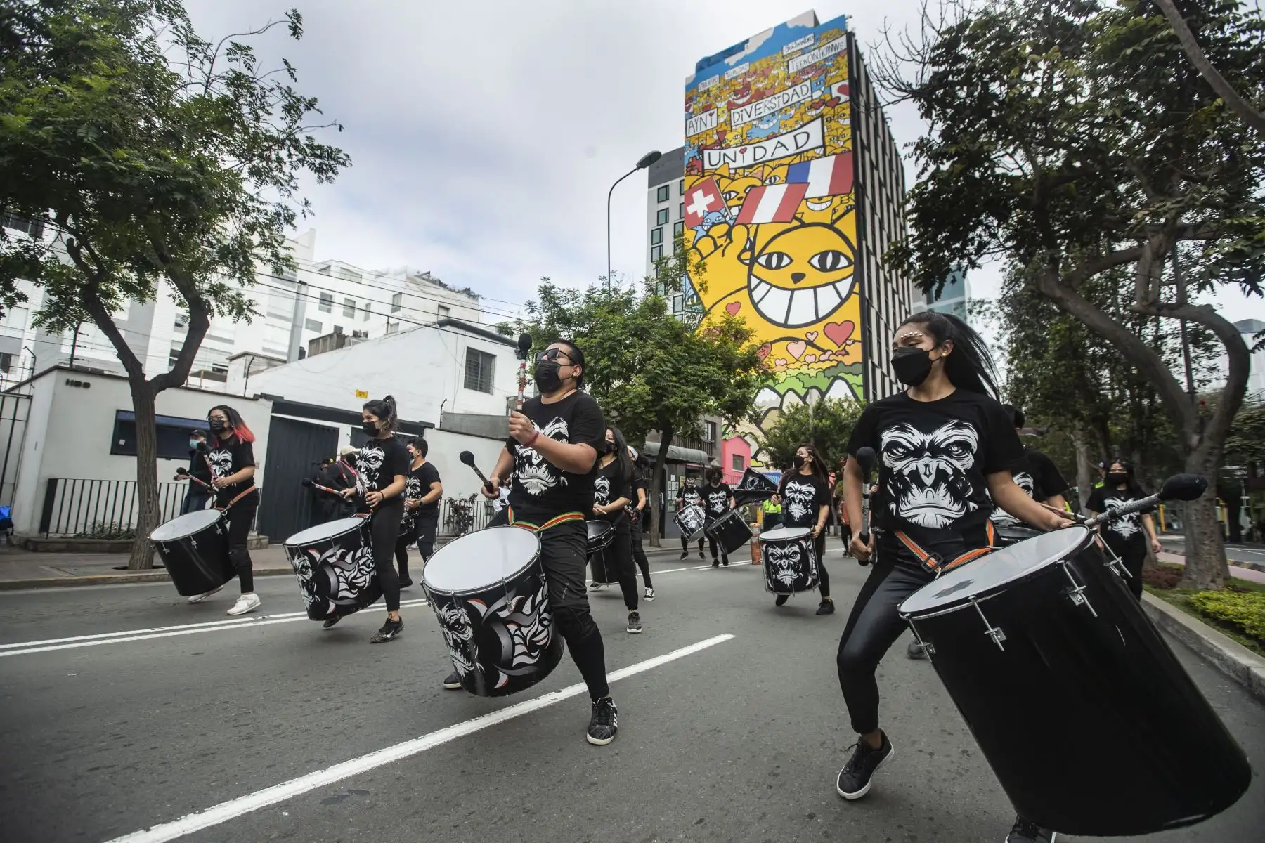 Ministro de Cultura, Ciro Gálvez acompañado del Alcalde de Miraflores, Luis Molina y representantes del ministerio de Defensa participaron del pasacalle “Construyendo una Cultura de Paz”. Comparsas de organizaciones culturales desfilaron por la avenida Larco y alrededores del distrito de Miraflores, e hicieron una parada en la Fuente del Paseo de la Solidaridad en la calle Tarata como parte del homenaje por el Día Internacional de La Paz. Foto: ANDINA/Carla Patiño