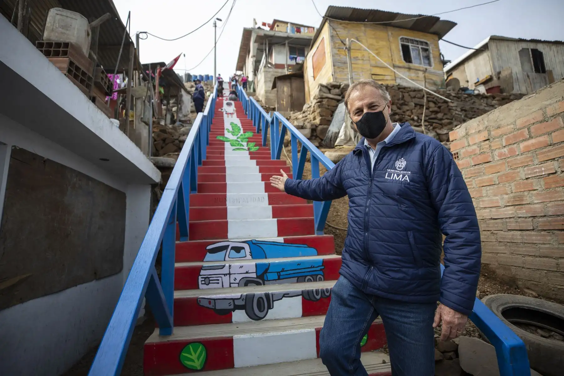 Alcalde de Lima, Jorge Muñoz, visita escaleras muralizadas del Bicentenario en Comas. Foto: MML