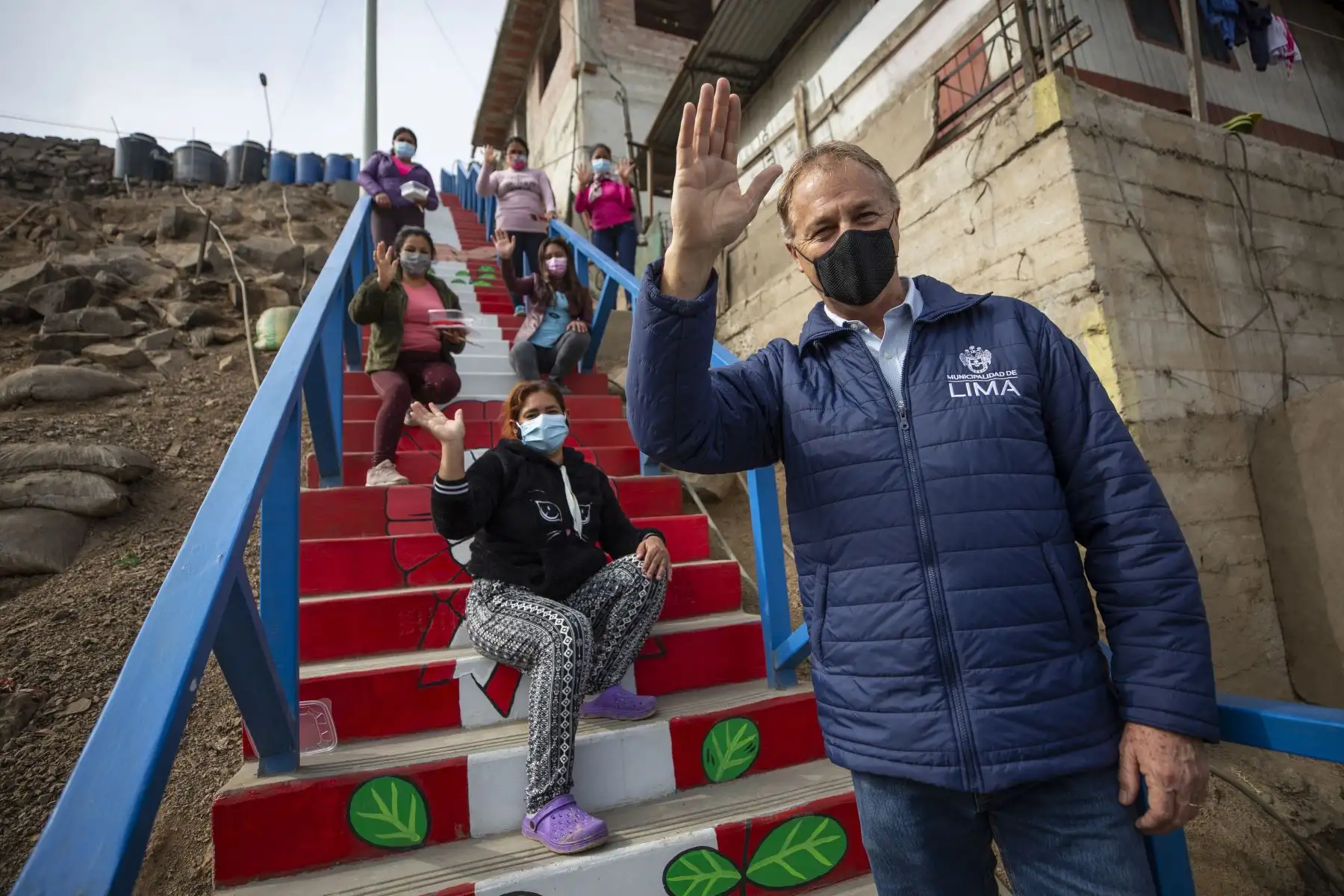 Alcalde de Lima, Jorge Muñoz, visita escaleras muralizadas del Bicentenario en Comas. Foto: MML