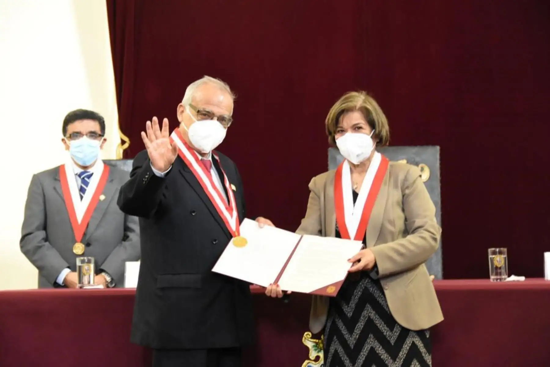 El ministro de Justicia, Aníbal Torres, recibe el reconocimiento de su alma máter, la Universidad Nacional Mayor de San Marcos. ANDINA/Difusión