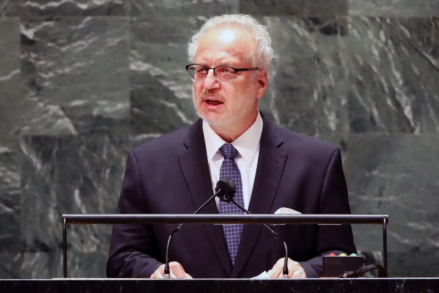 El presidente de Letonia, Egils Levits, habla durante el 76 ° período de sesiones de la Asamblea General de las Naciones Unidas (AGNU) en la sede de la ONU el 21 de septiembre de 2021 en Nueva York. Foto: AFP
