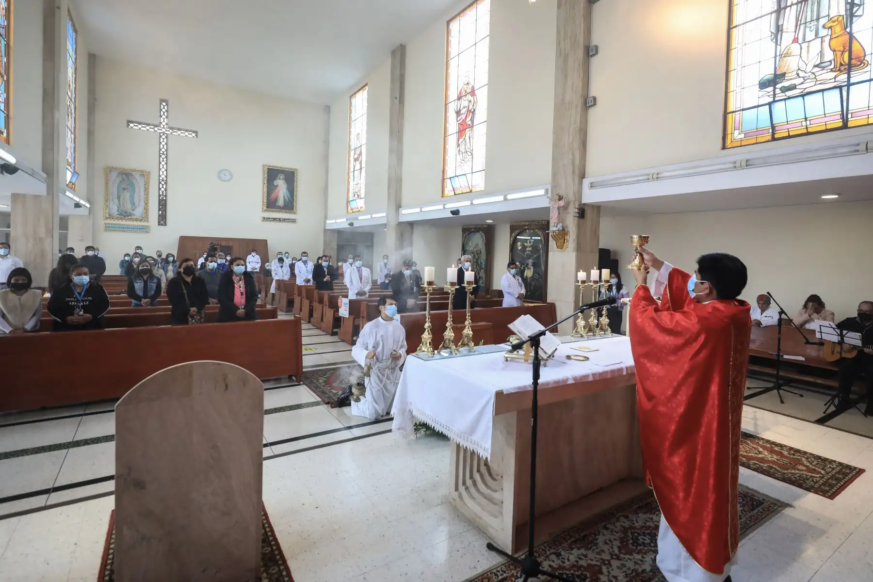 Misa por la Semana del Donante de Órganos y Tejidos. EsSalud realizó exitosos trasplantes durante la pandemia, que se lograron gracias a las familias que respetaron la voluntad de sus seres queridos de donar órganos y tejidos para que otras personas sigan viviendo. Foto: EsSalud