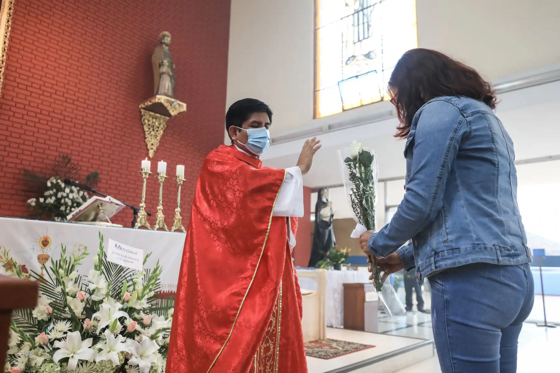 Misa por la Semana del Donante de Órganos y Tejidos. EsSalud realizó exitosos trasplantes durante la pandemia, que se lograron gracias a las familias que respetaron la voluntad de sus seres queridos de donar órganos y tejidos para que otras personas sigan viviendo. Foto: EsSalud