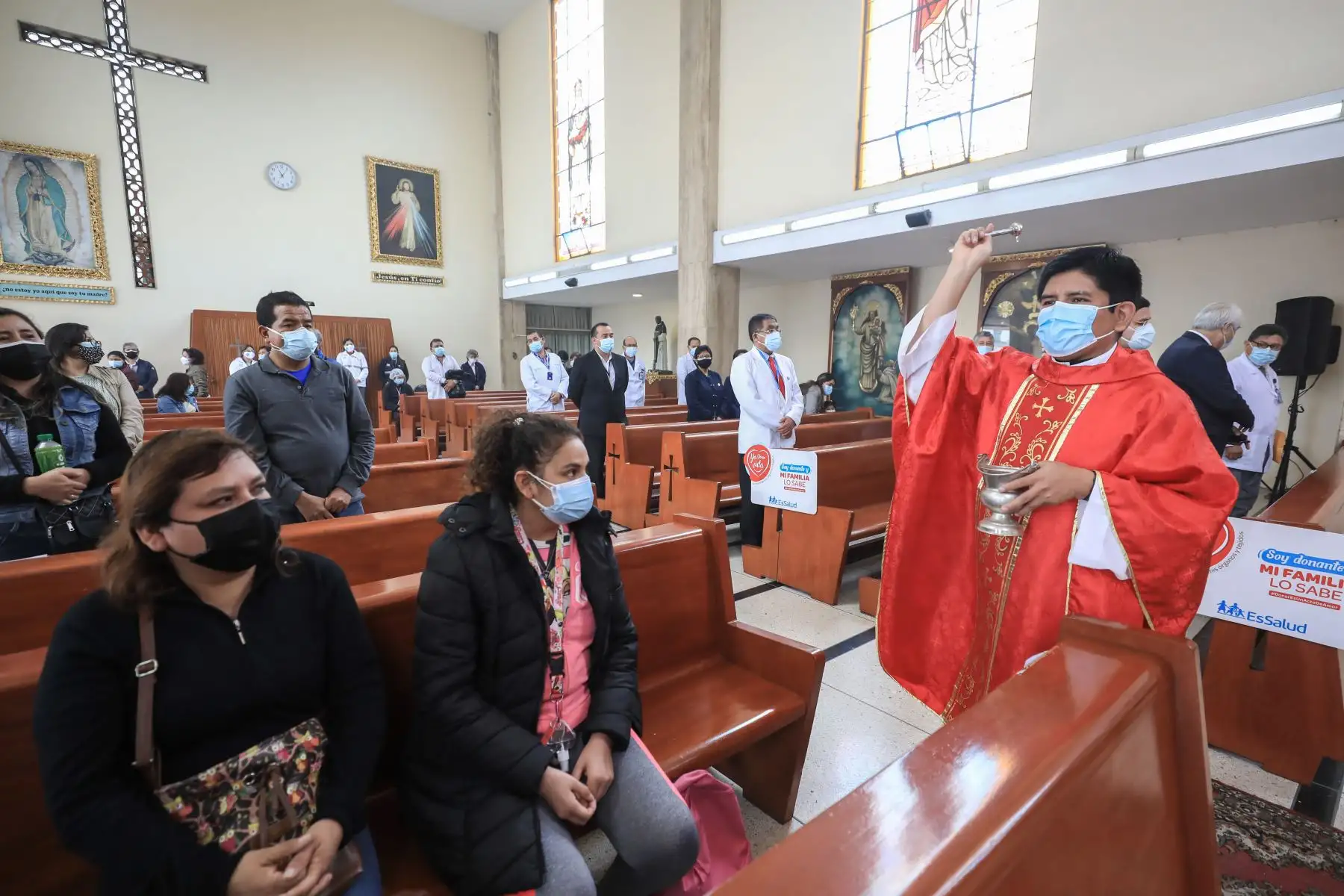 Misa por la Semana del Donante de Órganos y Tejidos. EsSalud realizó exitosos trasplantes durante la pandemia, que se lograron gracias a las familias que respetaron la voluntad de sus seres queridos de donar órganos y tejidos para que otras personas sigan viviendo. Foto: EsSalud