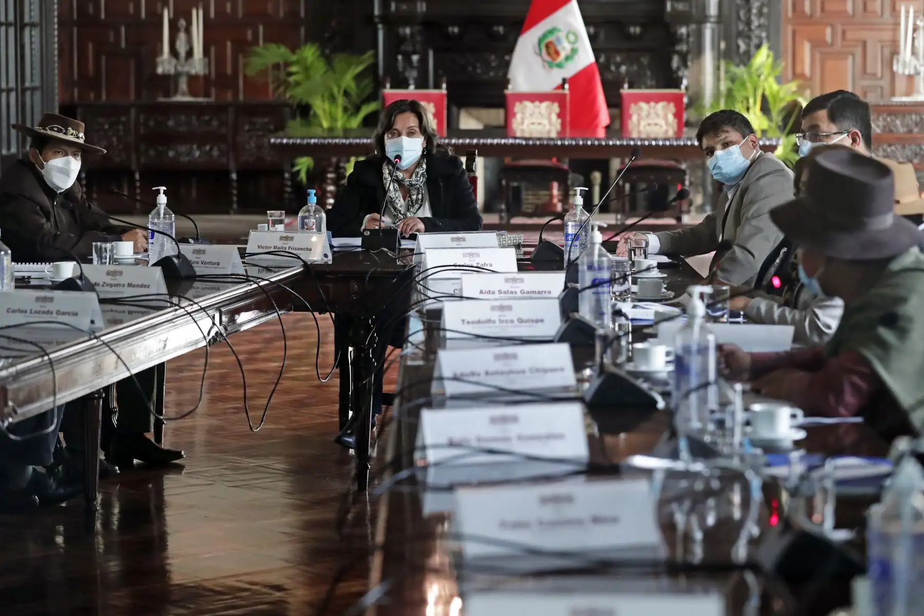 Vicepresidenta Dina Boluarte, acompañada del ministro de Producción, Yván Quispe, y del ministro de Agricultura y Riego, Victor Mayta, se reunió con gremios camelicultores en Palacio de Gobierno. Foto: ANDINA/Prensa Presidencia