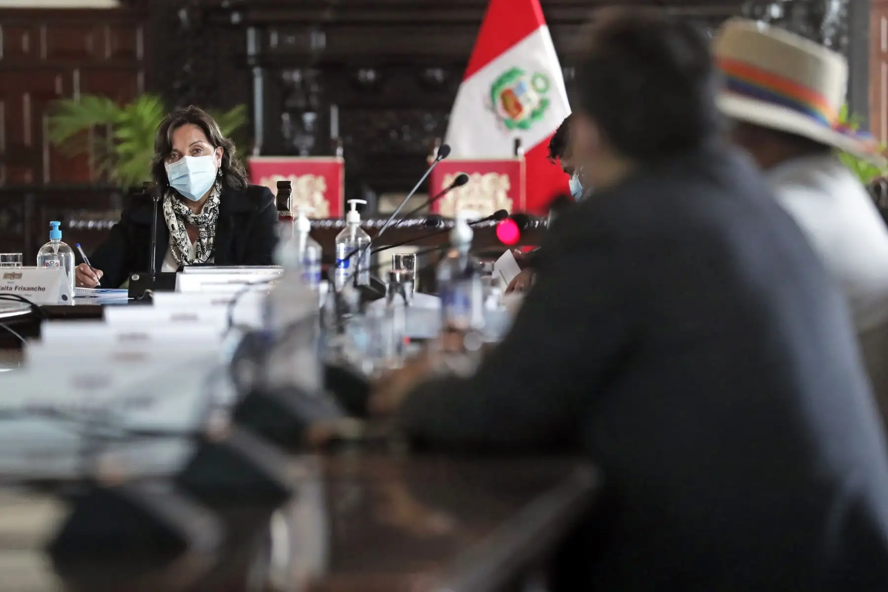 Vicepresidenta Dina Boluarte, acompañada del ministro de Producción, Yván Quispe, y del ministro de Agricultura y Riego, Victor Mayta, se reunió con gremios camelicultores en Palacio de Gobierno. Foto: ANDINA/Prensa Presidencia